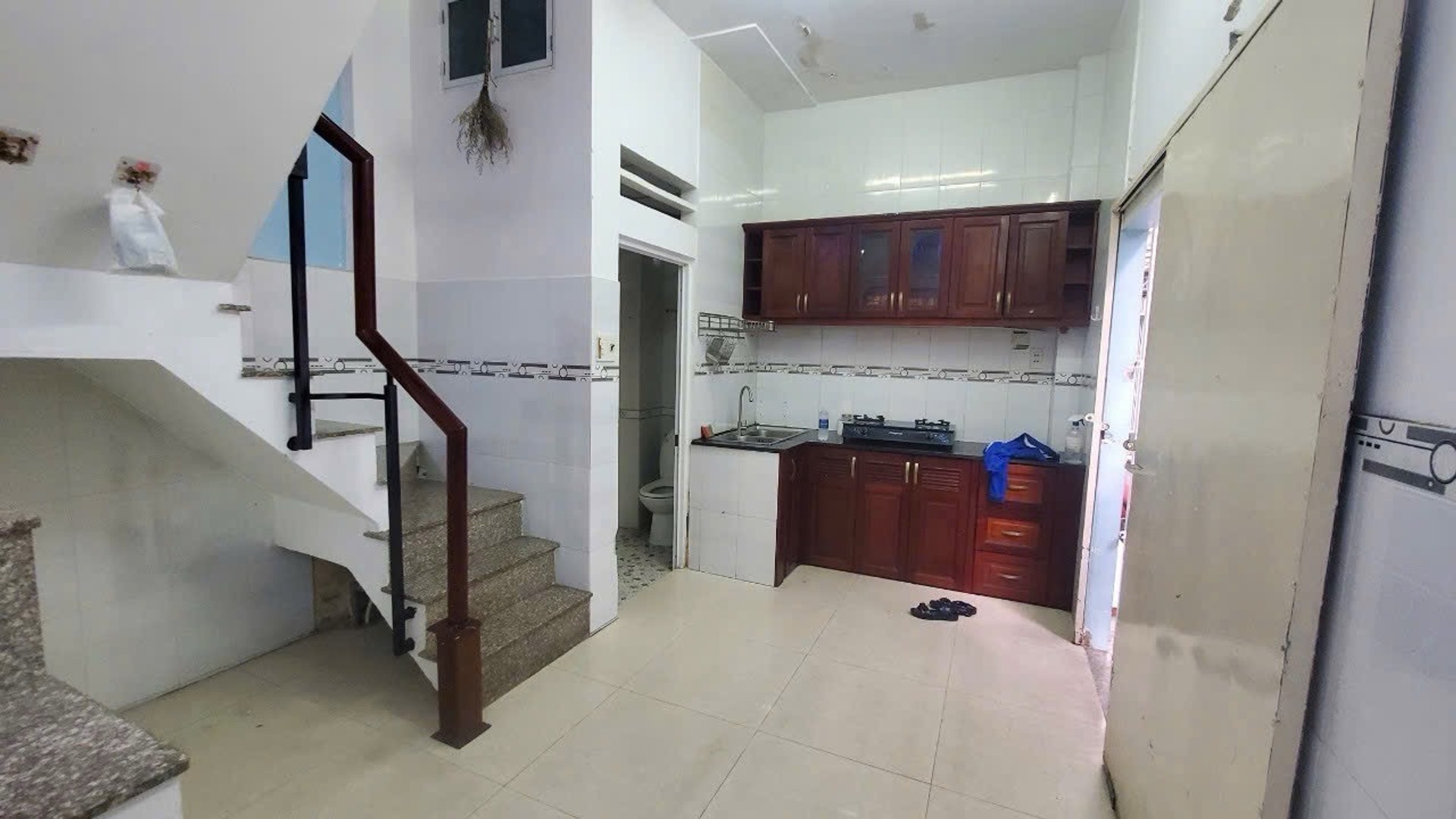 Nhà Lô Góc 2 Tầng Thoáng Mát, Hẻm Thông Các Ngã, Giá Hấp Dẫn