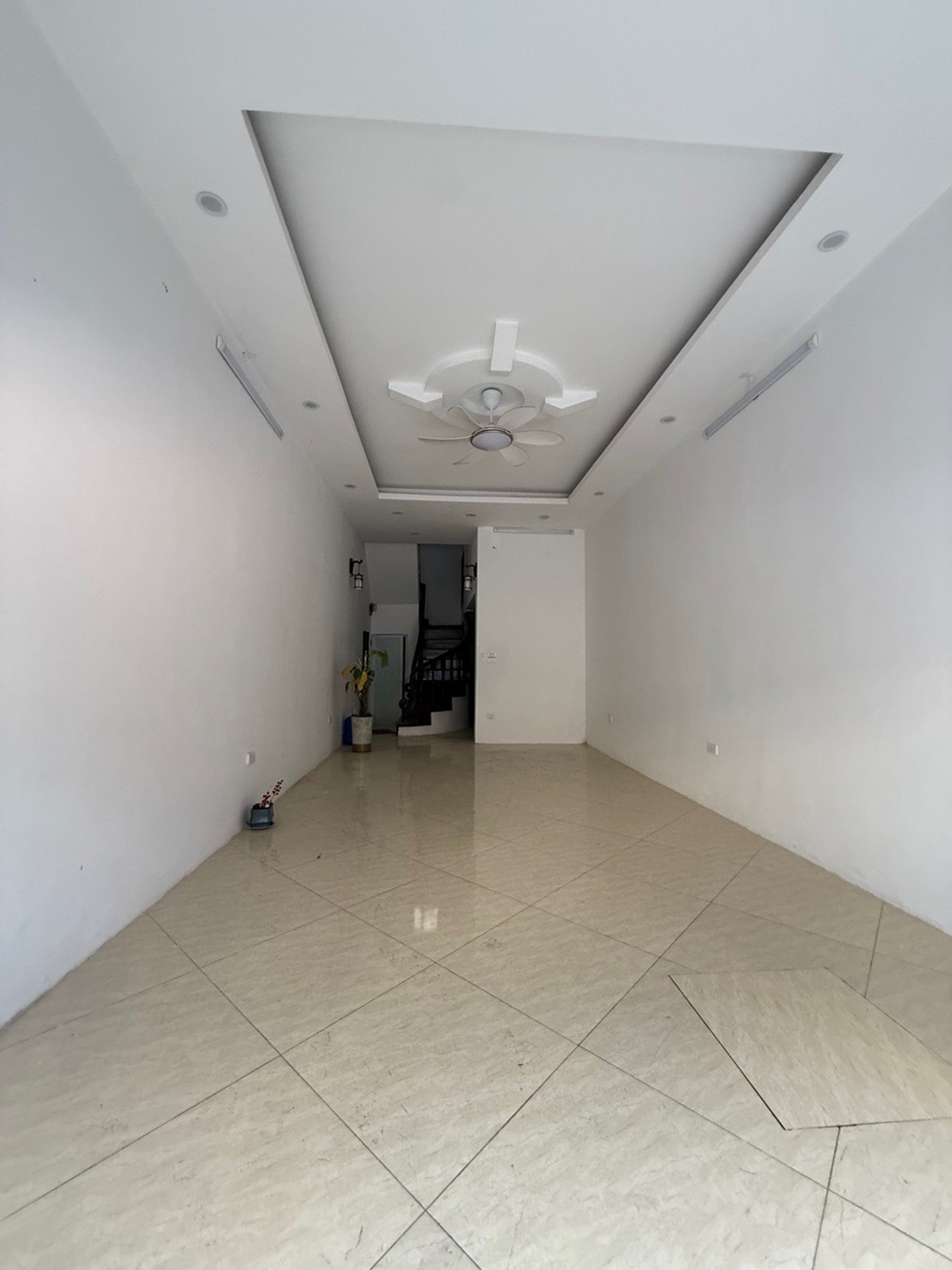 Nhà 5 tầng 2 mặt ngõ, vỉa hè rộng, khu phân lô Giáp Bát