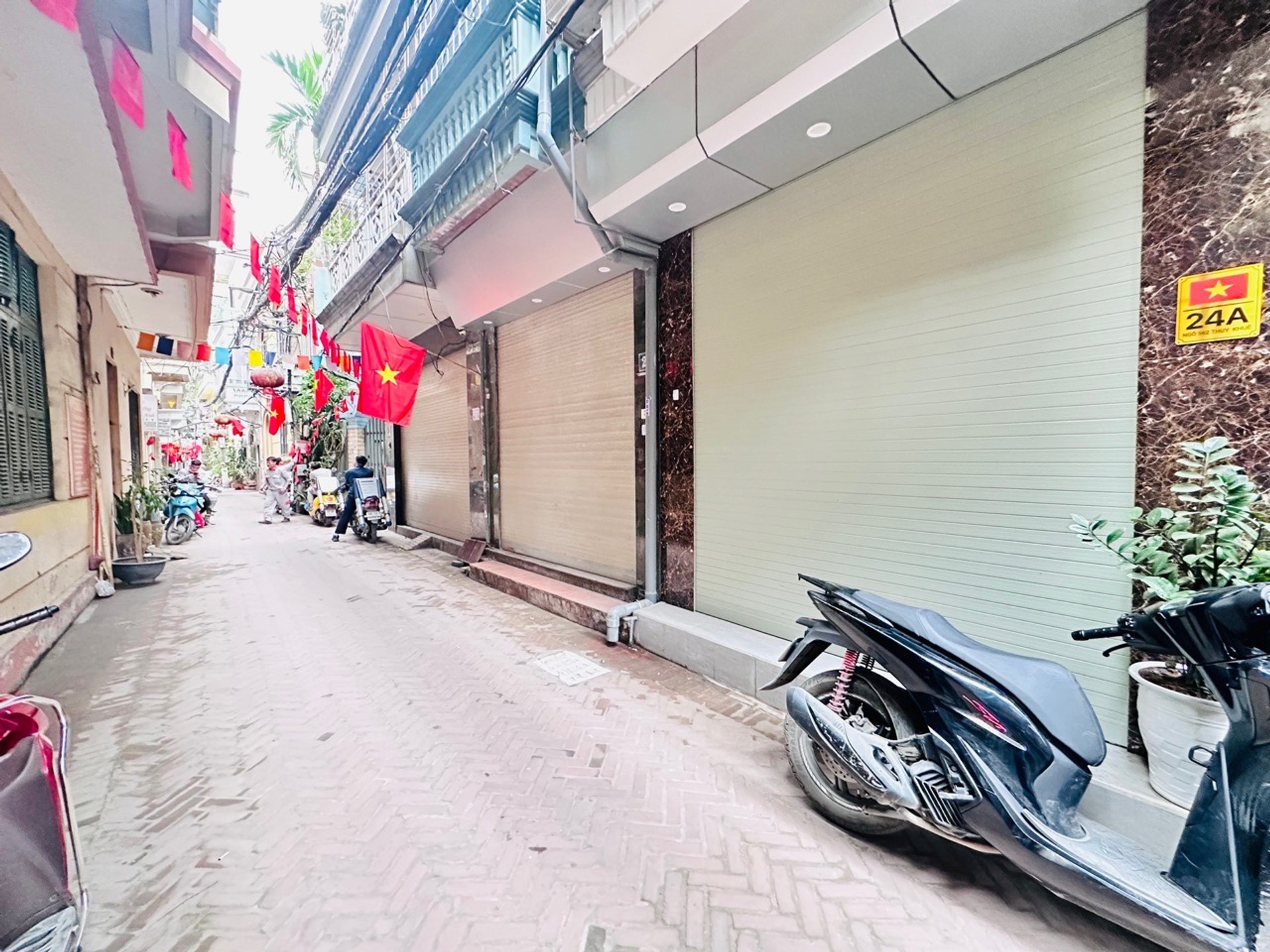 Nhà đẹp thang máy, cách phố Thụy Khuê chỉ 20m