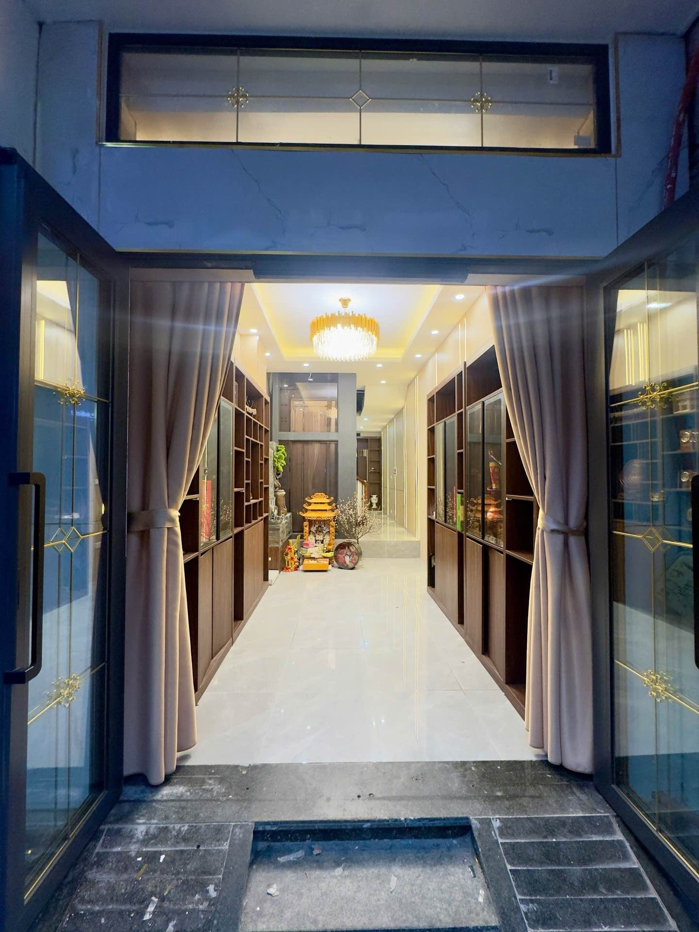 Bán nhà mặt phố tại phường Lạc Long Quân, 6 tầng thang máy, view Hồ Tây