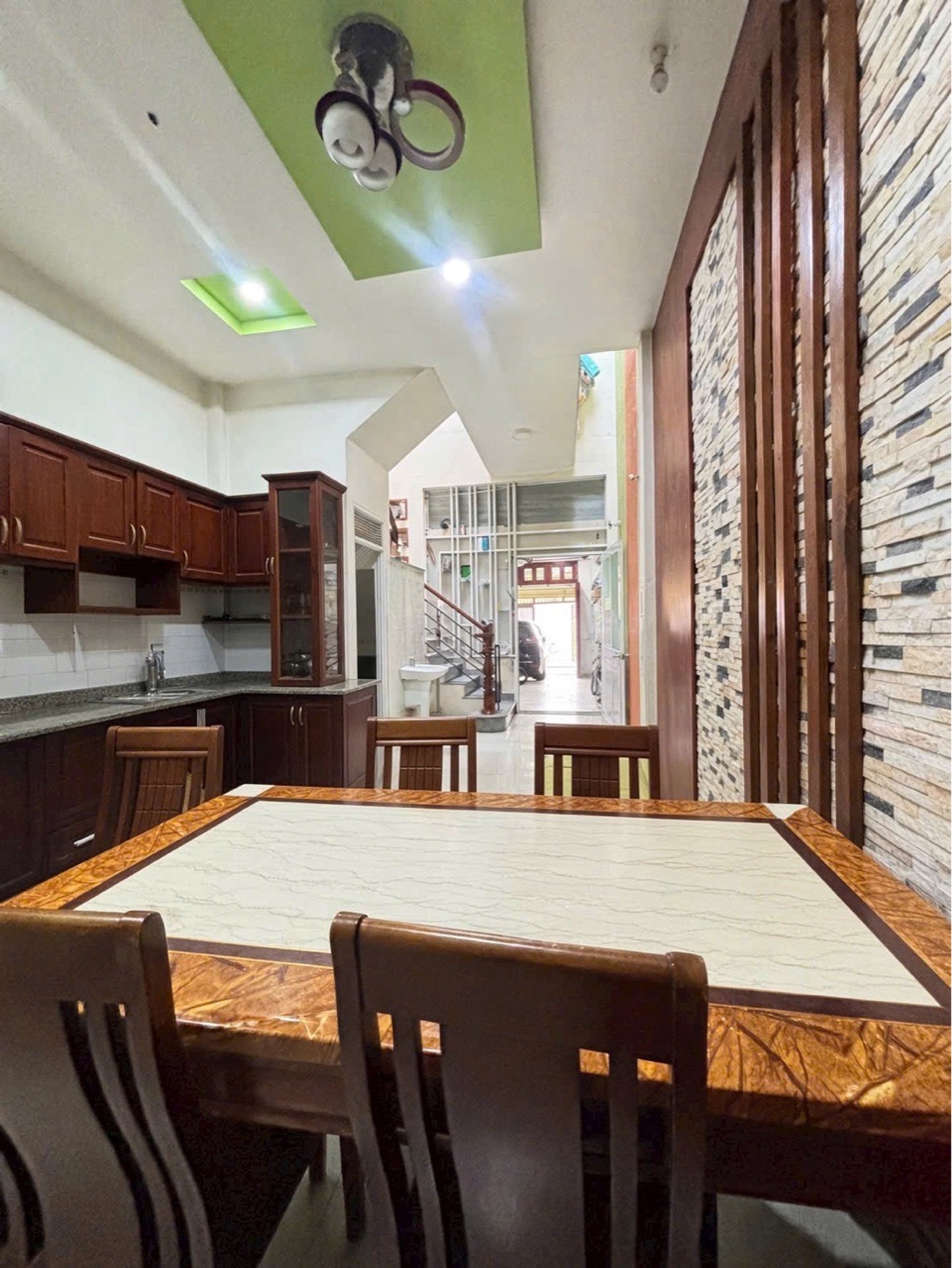 Nhà mặt tiền kinh doanh ô tô vào nhà - vị trí hiếm có