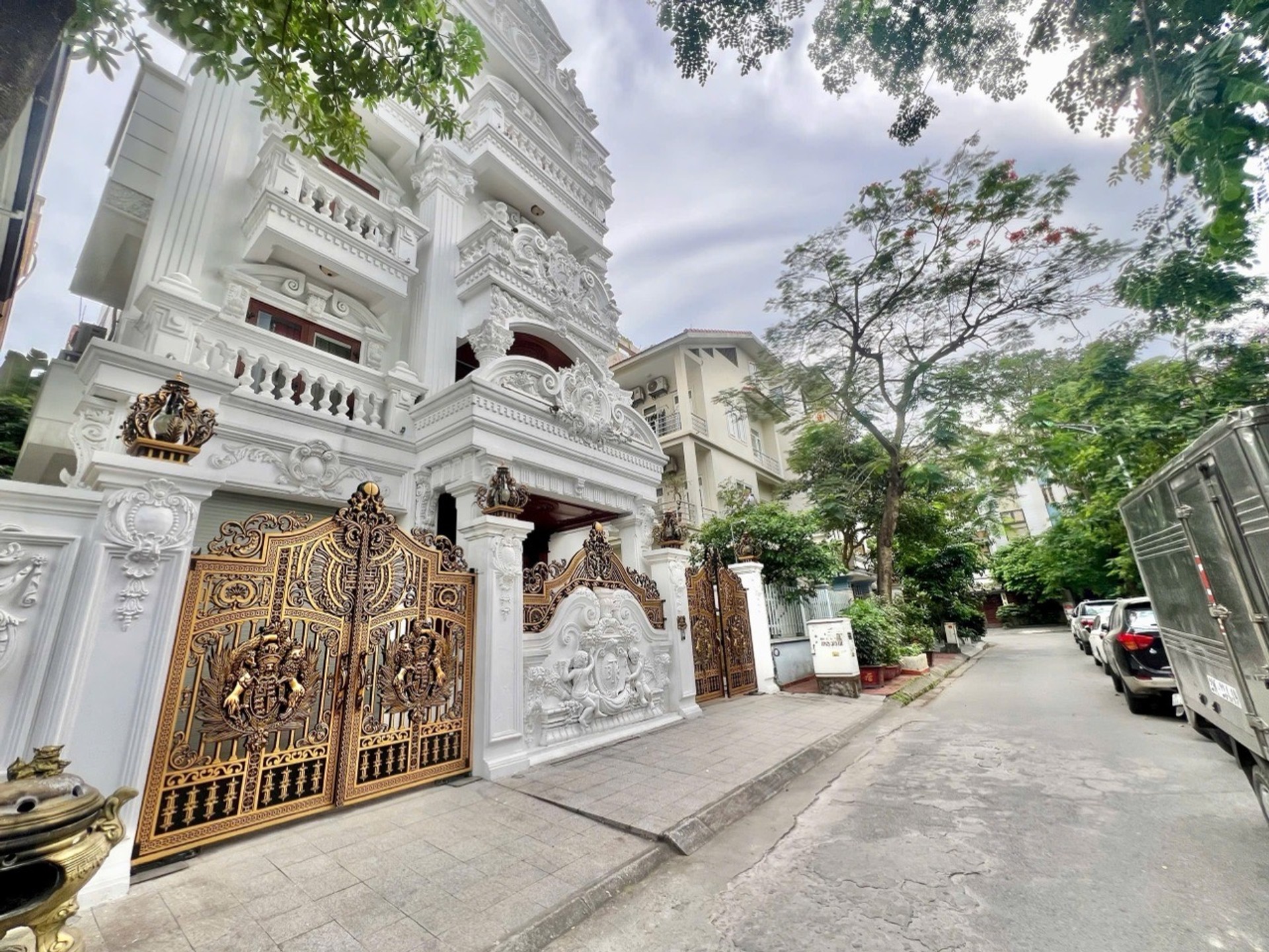 SIÊU BIỆT THỰ VĨNH HOÀNG - NỘI THẤT TIỀN TỈ - KTS THIẾT KẾ PHONG CÁCH ÂU - CHỦ CẦN BÁN GẤP