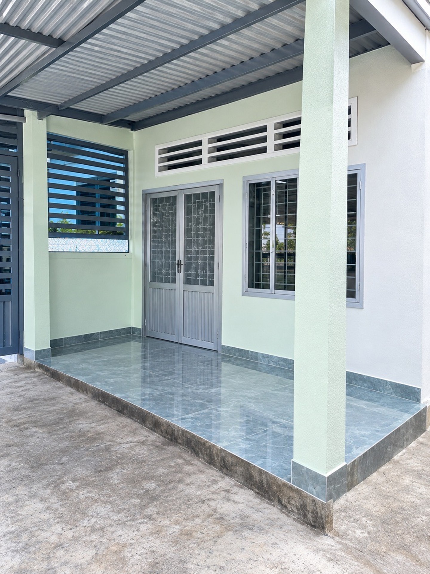 Nhà mặt tiền thụt ô tô vào tận nơi Quận 2, giá siêu tốt