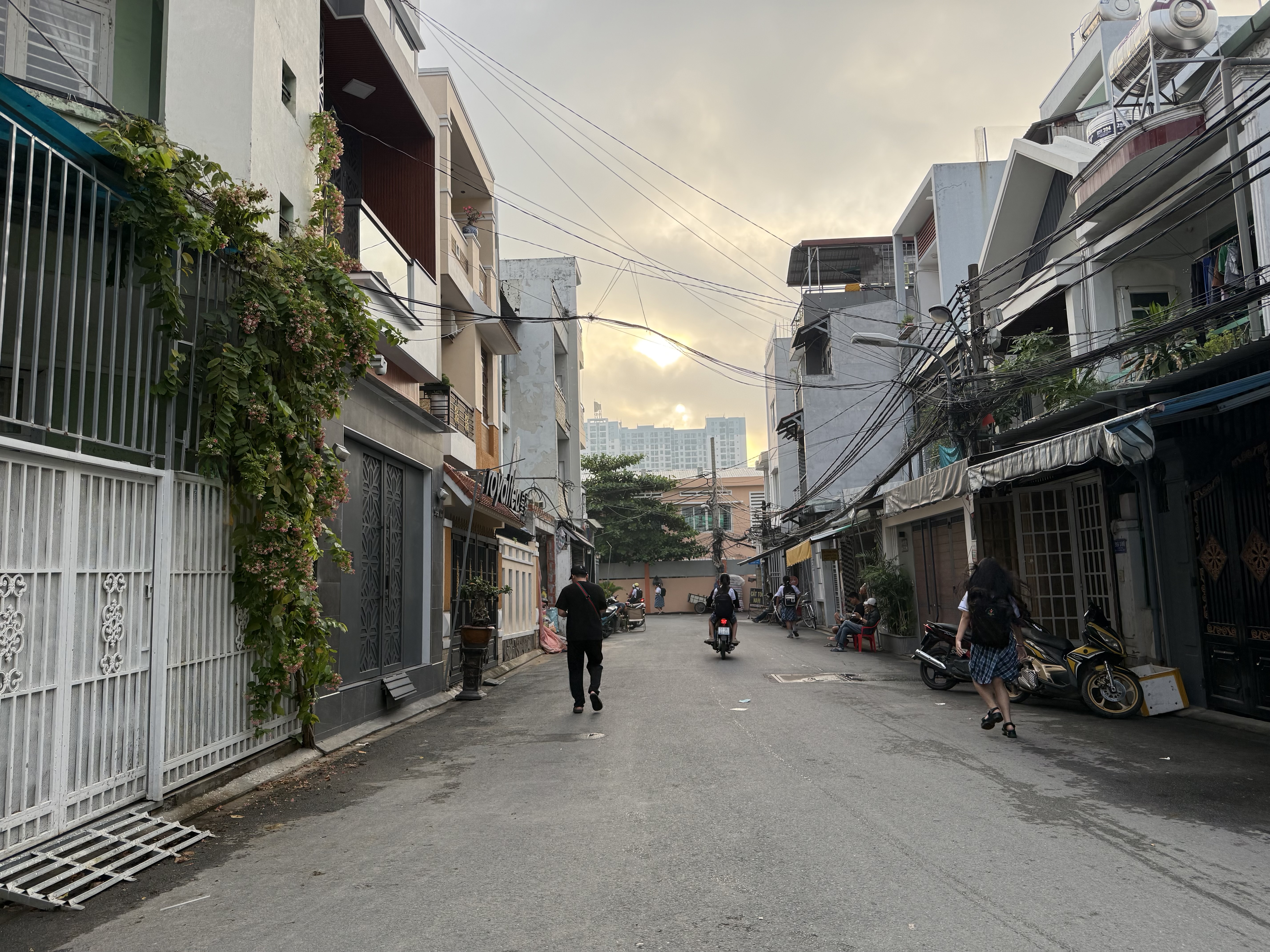 57M² ĐẤT LÊ VĂN LƯƠNG – NGANG 4,5M – HẺM THÔNG – XÂY 5 TẦNG – 8 Đ