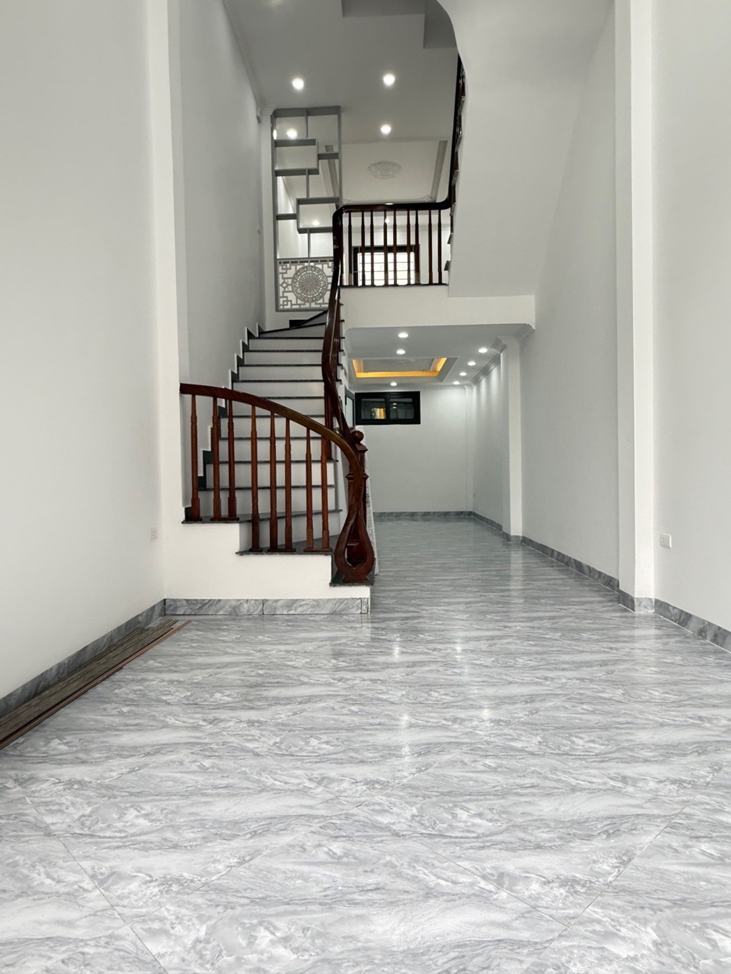 🌷🌷NHÀ MỚI KÍNH KOONG _ KV THANH TRÌ ,GẦN TĐC _ OTO ĐỖ CỬA Dt=40m2× 5 Tầng