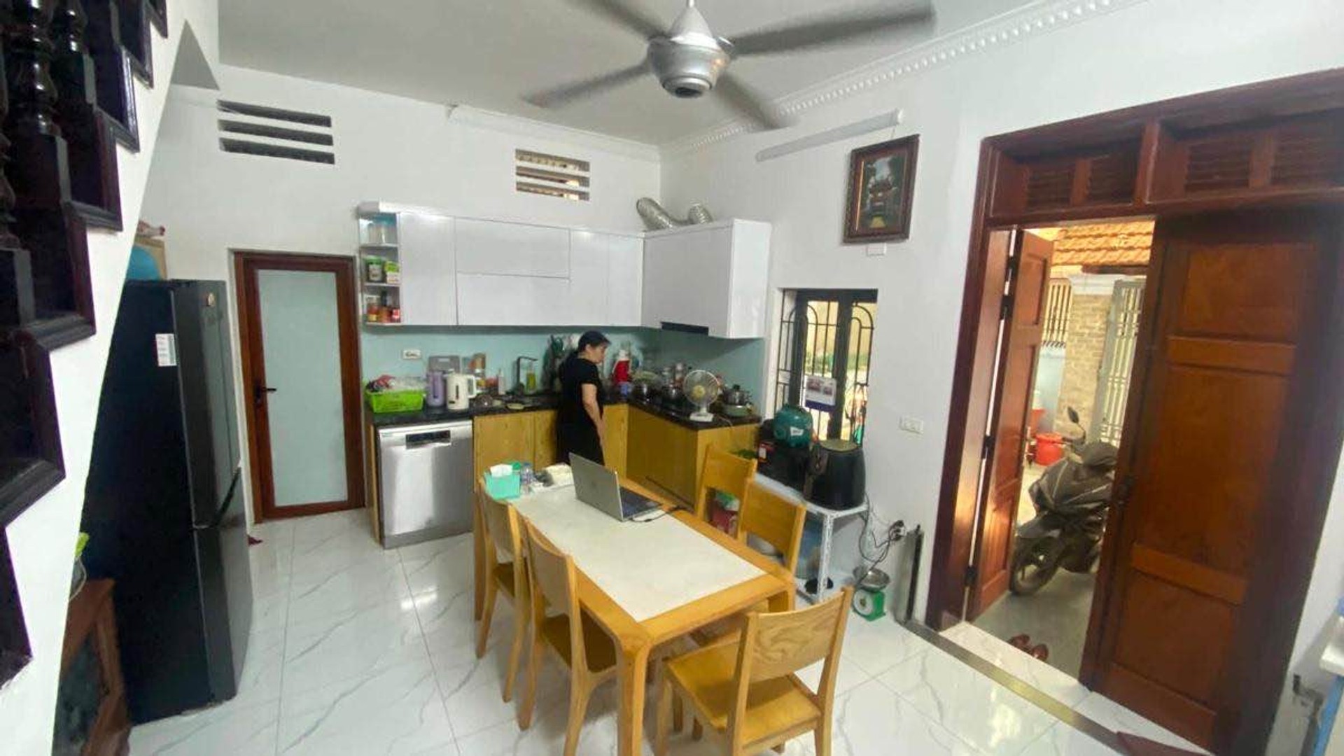 Bán nhà riêng 3 tầng tại Tây Hồ, diện tích 116m2, mặt tiền rộng, vị trí thuận tiện