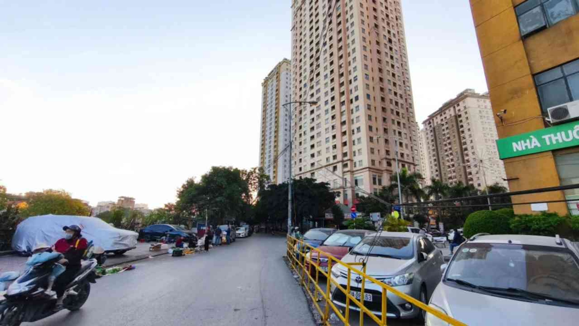 Nhà lô góc 3 thoáng, thang máy, ô tô đỗ cửa tại Xa La