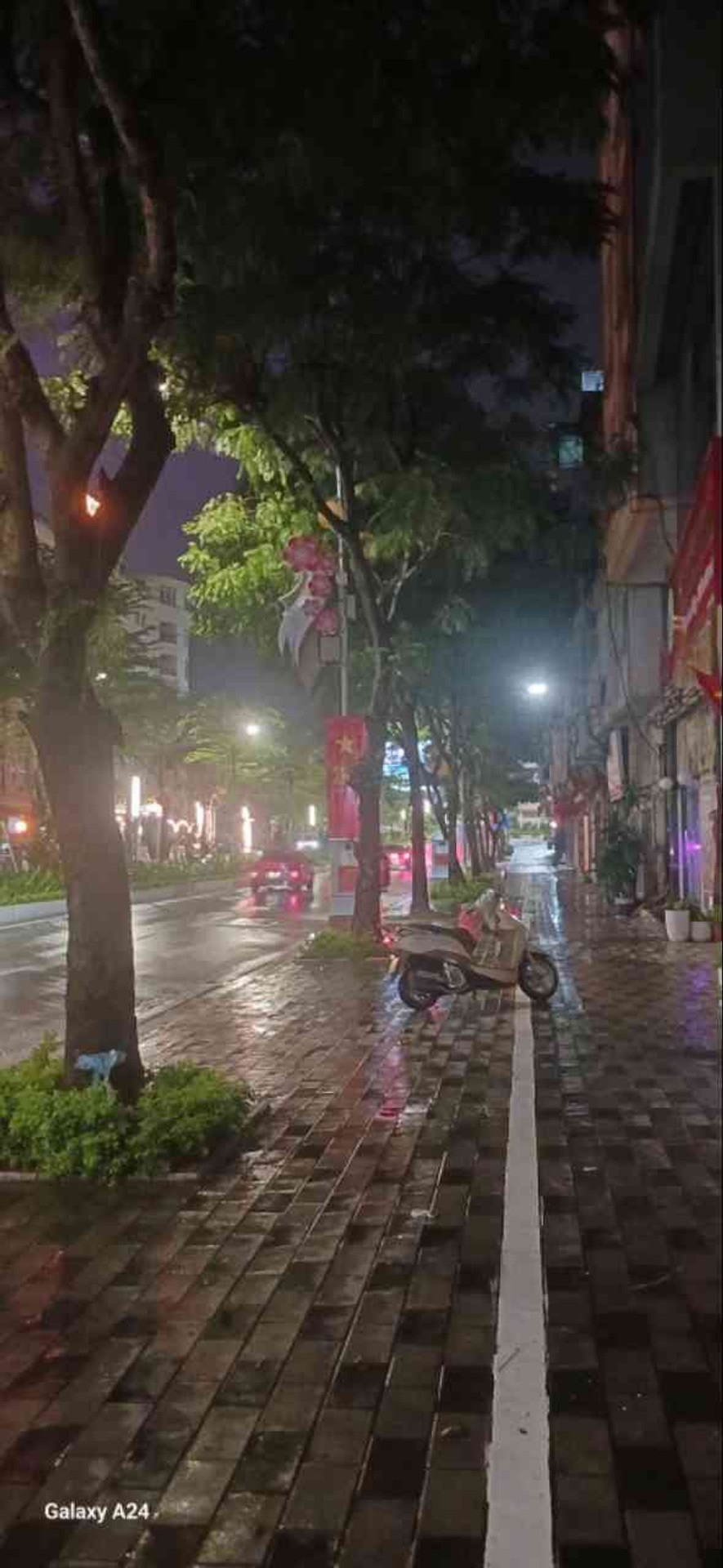 Cơ hội hiếm có sở hữu nhà mặt phố Lạc Long Quân vị trí kim cương