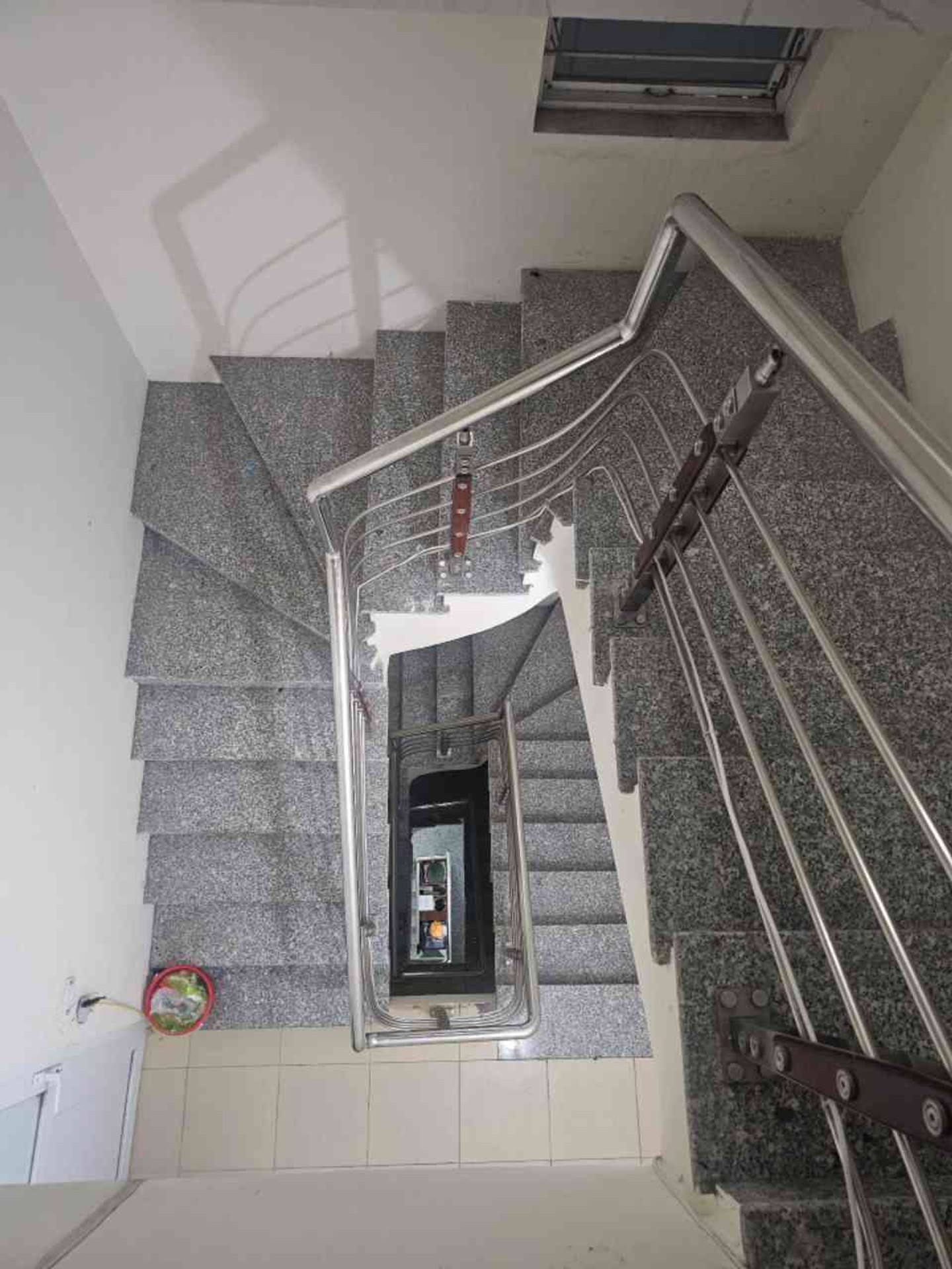 Bán nhà riêng 5 tầng tại Pháo Đài Láng, diện tích 47.6m², vị trí trung tâm