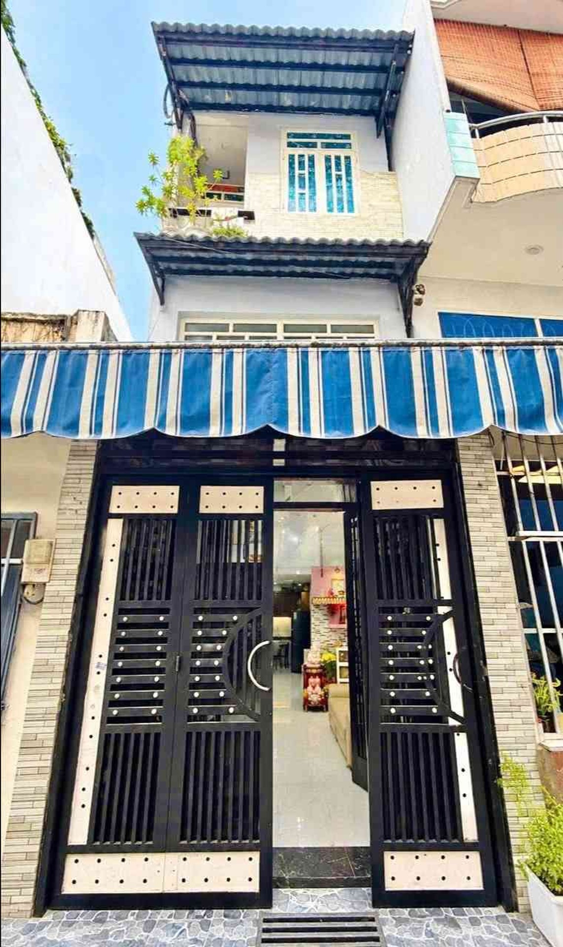 NHÀ ĐẸP Ở NGAY – GIÁP Q.10 – LẠC LONG QUÂN – 3 TẦNG BTCT – 3PN – HOÀN CÔNG -CHỈ 4.9 TỶ TL