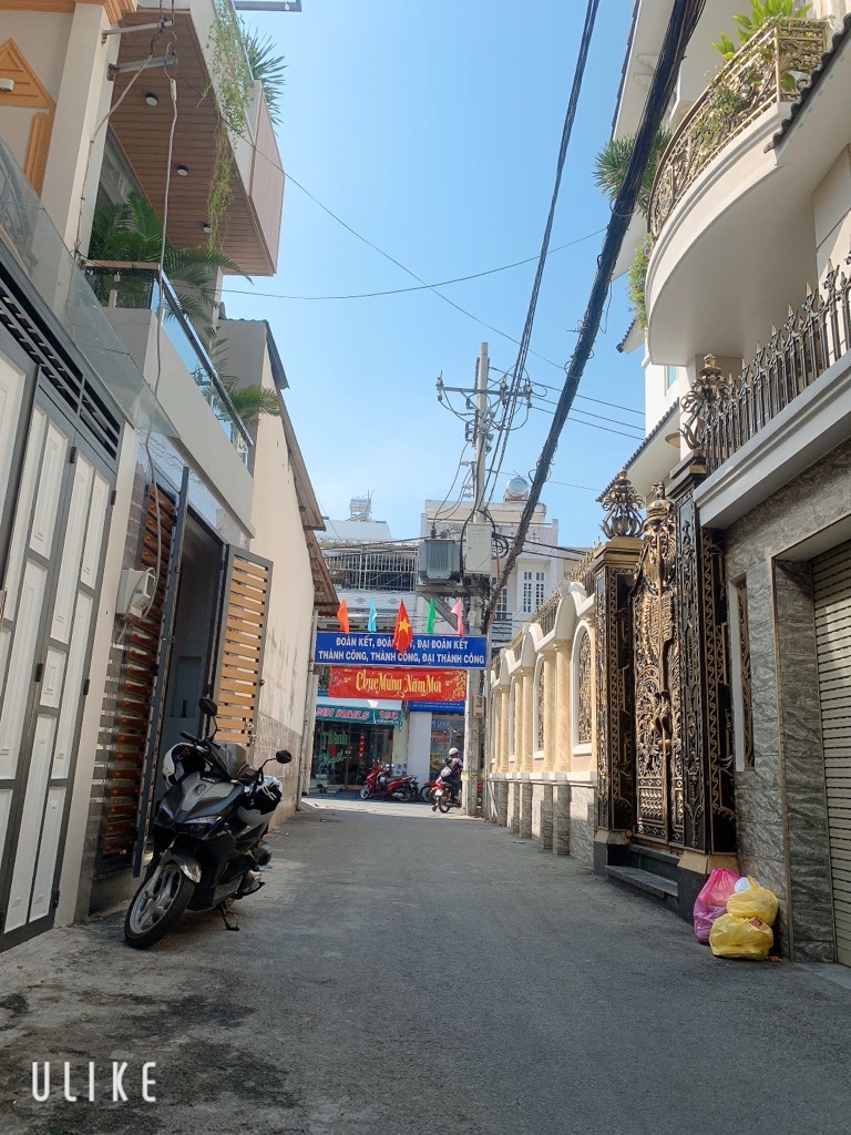 Bán nhà 3 tầng 42m² tại quận với nhiều phòng ngủ, tiện kinh doanh và giao thông thuận tiện