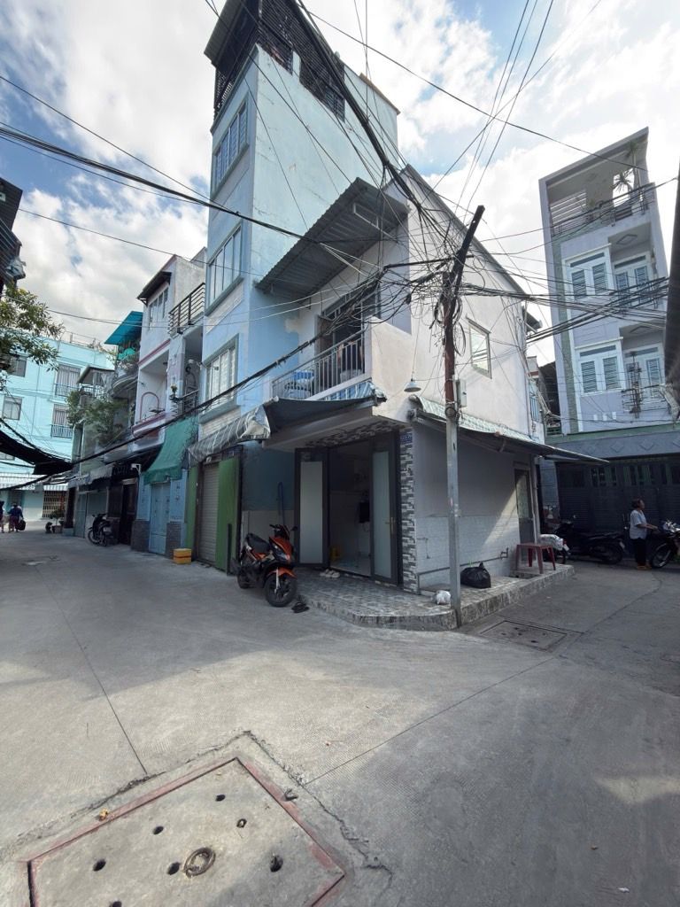 Nhà 2 tầng 3 mặt tiền, xe hơi đỗ cửa, giá tốt Nguyễn Tất Thành