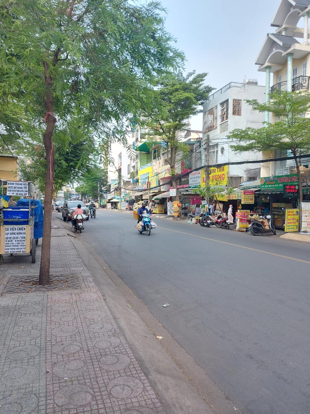Nhà mặt phố siêu hiếm đối diện công viên, Quận 10