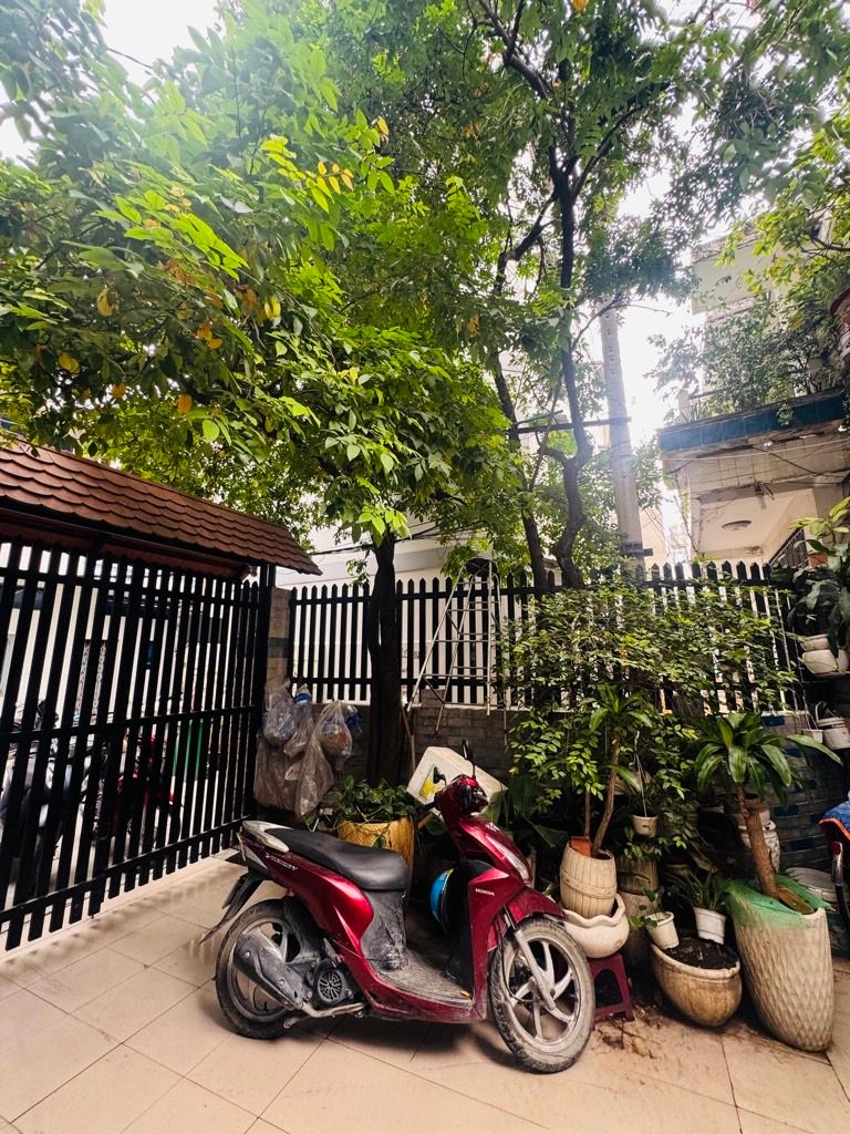 Nhà 4 tầng kiên cố, 8PN, hẻm ô tô tại Trường Chinh