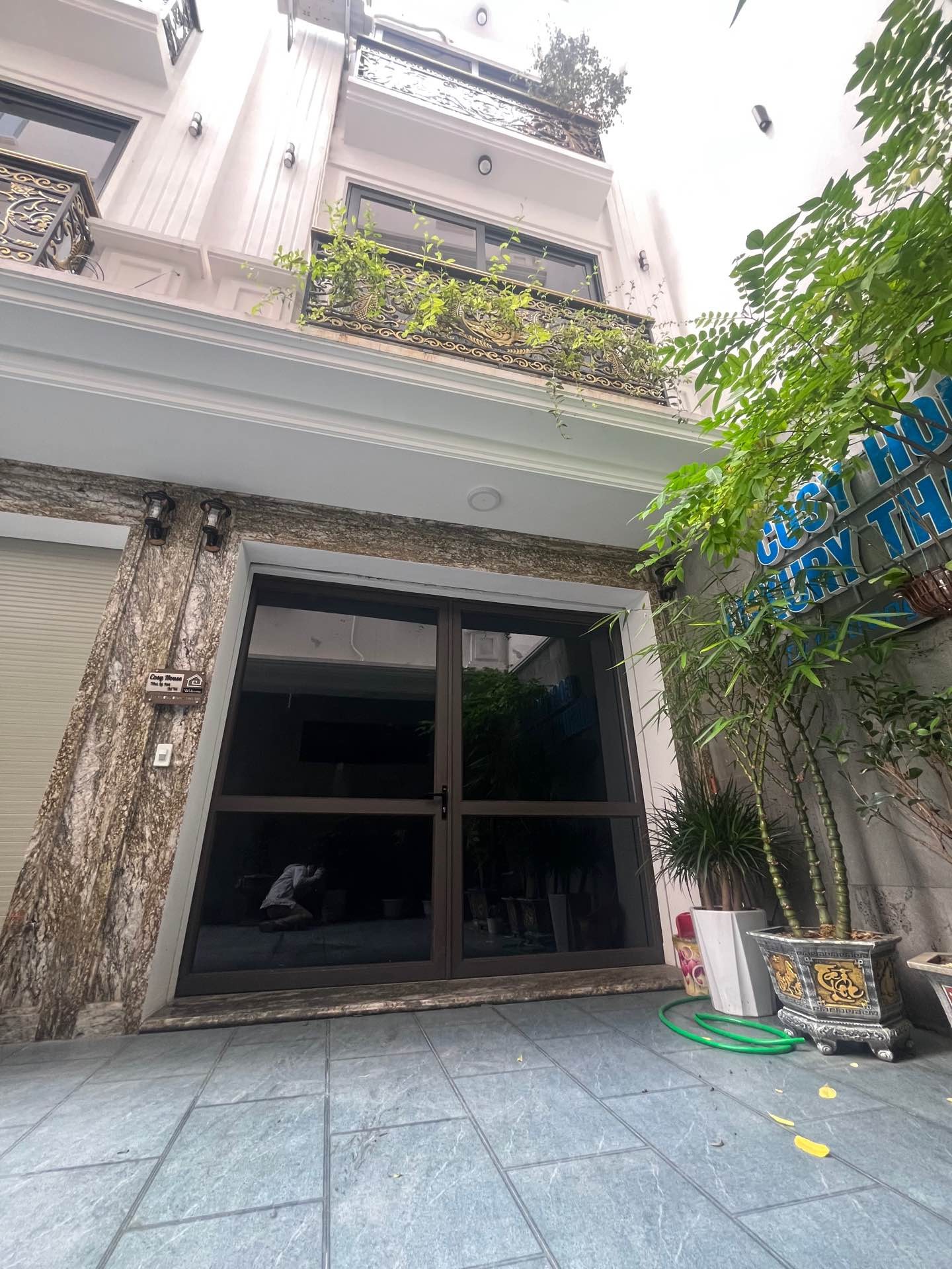 Nhà Khung Kính Sang Trọng, Ô Tô Đỗ Cửa, Sống Đẳng Cấp