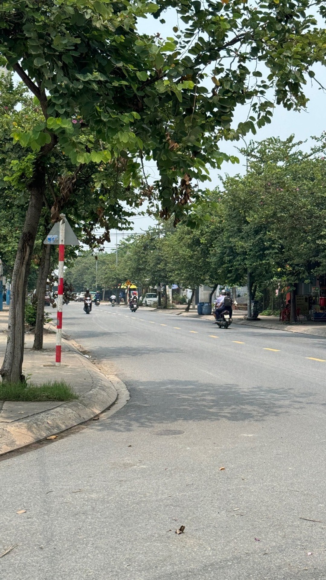 Mua Bán nhà khu vực Đông Chiêu A phù hợp làm biệt thự nghỉ dưỡng hoặc CHDV, hẻm xe tải thông