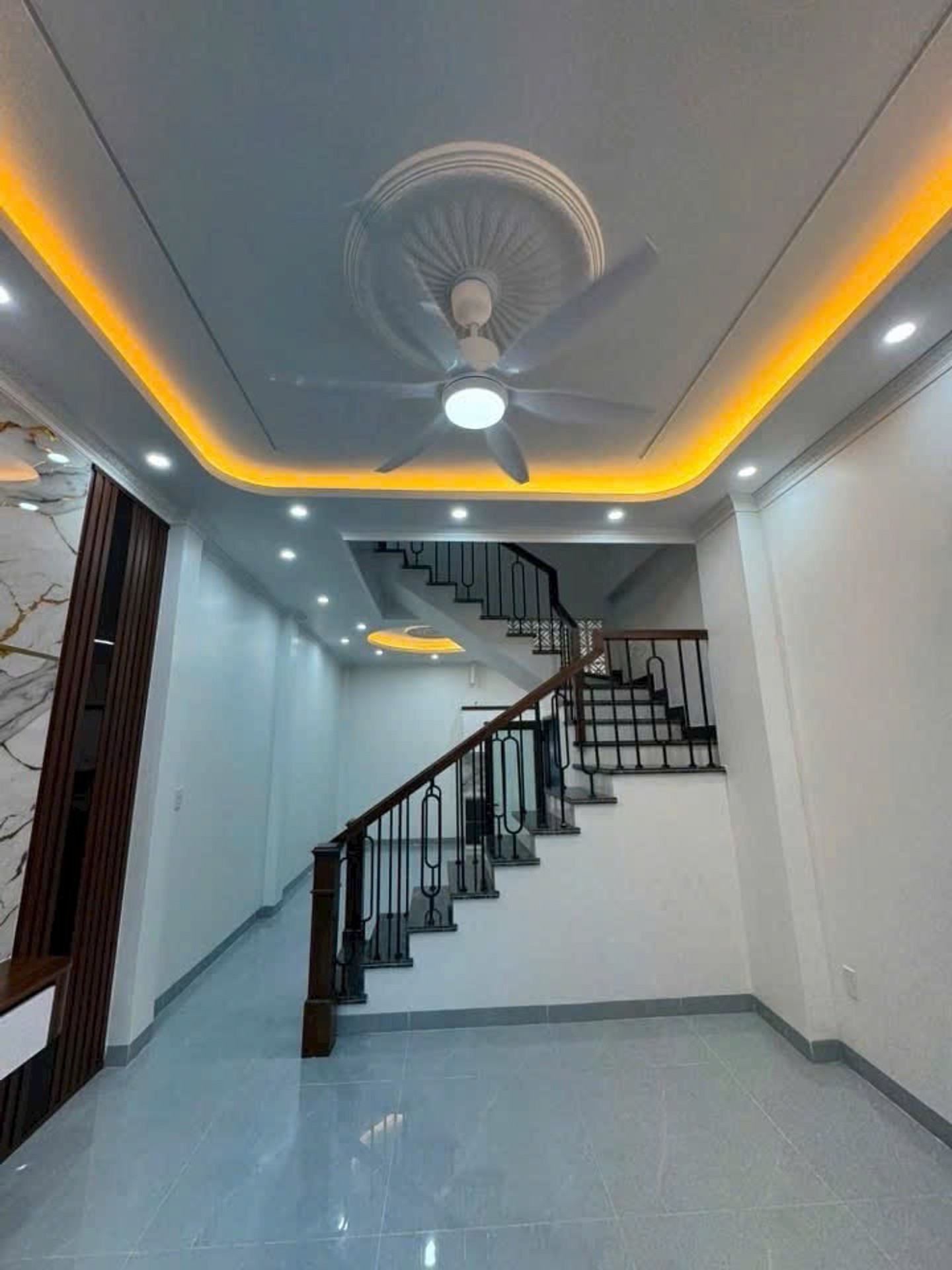 Nhà 3 tầng hiện đại, yên tĩnh ngay trung tâm, giá hợp lý