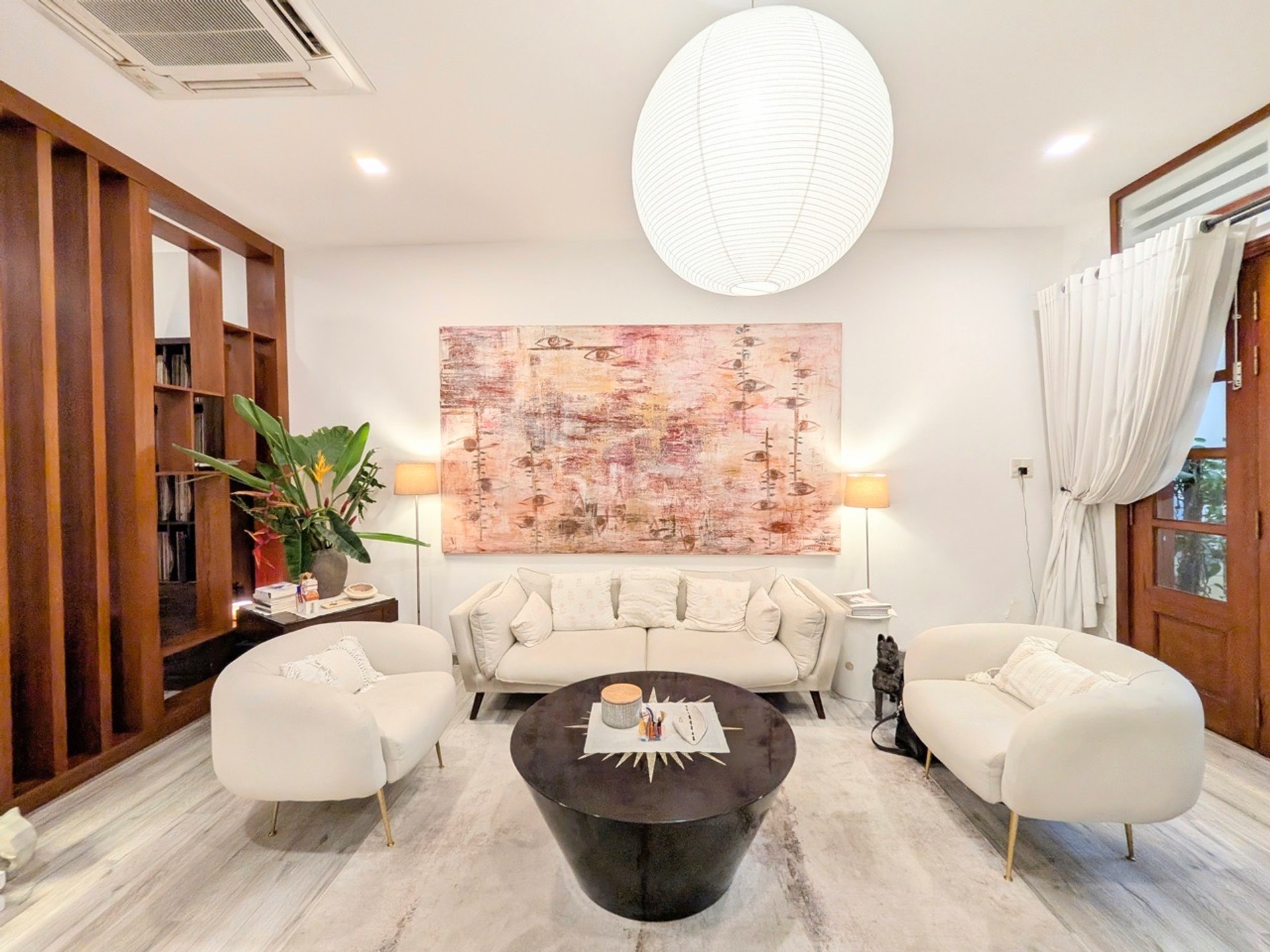 Bán nhà 3 tầng, 200m2 tại trung tâm Tp Hồ Chí Minh, 6 phòng ngủ