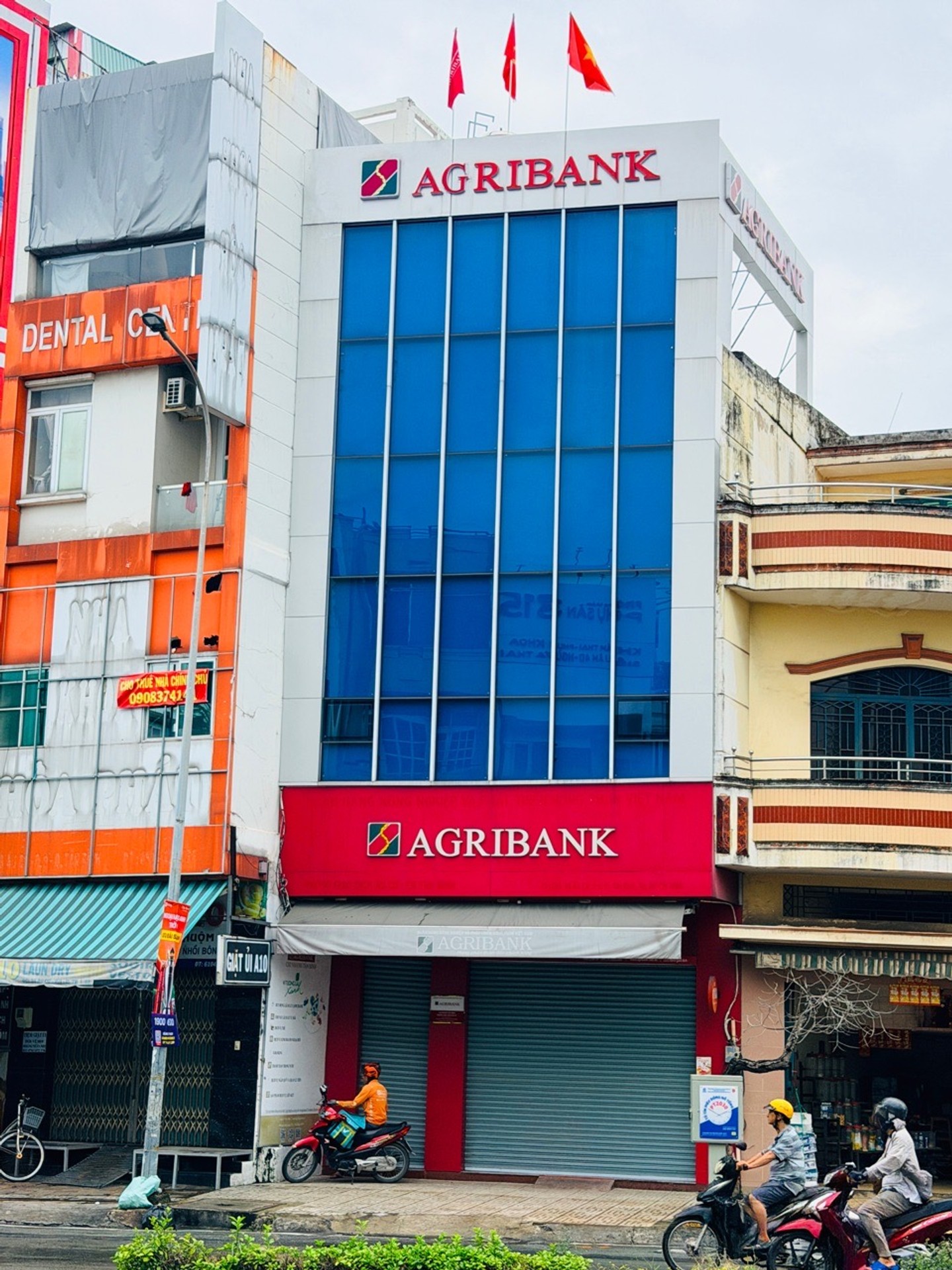 Nhà mặt phố 4 tầng mặt tiền rộng tại phường Âu Cơ, vị trí trung tâm kinh doanh sầm uất