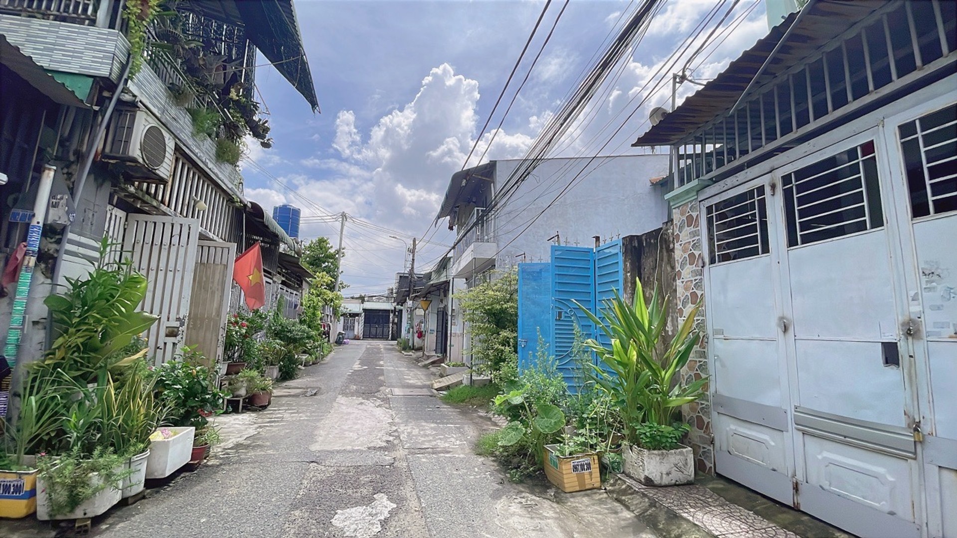 Bán nhà riêng 2 tầng 100m2 tại Xuân Thới Thượng, hẻm xe hơi 6m, giá 2.x tỷ