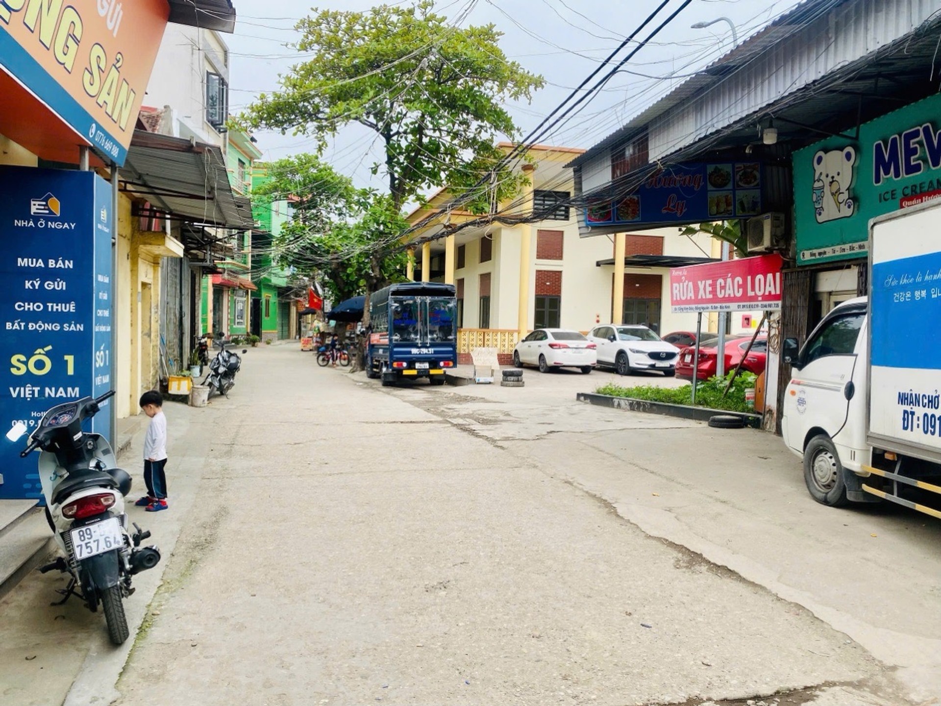 Nhà lô góc tiện ích, ô tô tránh tại Cổng Xóm Giáo