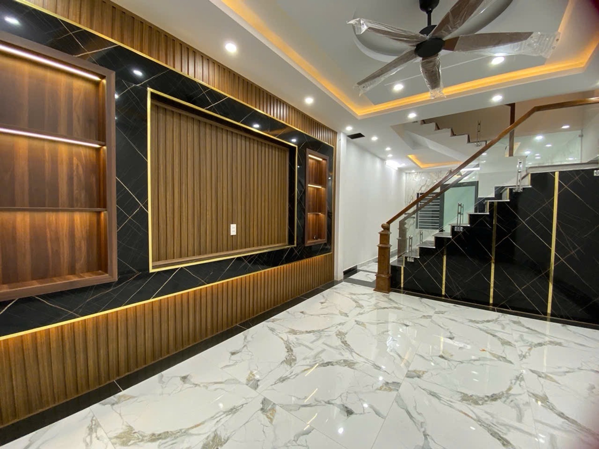 Nhà đẹp 4 tầng, thoáng mát, trung tâm quận sầm uất