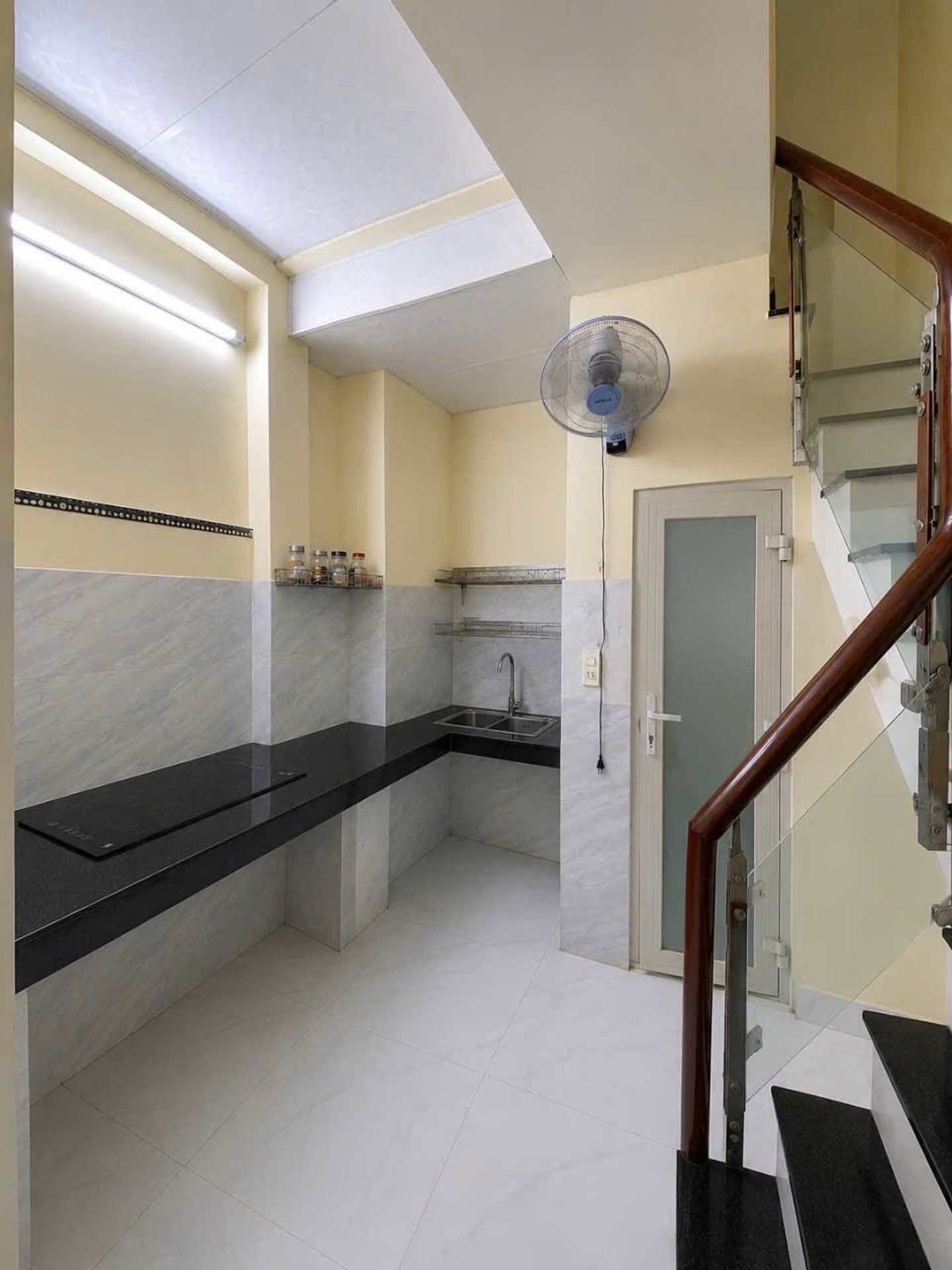MẶT PHỐ LÔ GÓC NGUYỄN HỮU CẢNH BÌNH THẠNH, 5 TẦNG, SÁT GA METRO, VỪA Ở VỪA KINH DOANH, 7.X TỶ