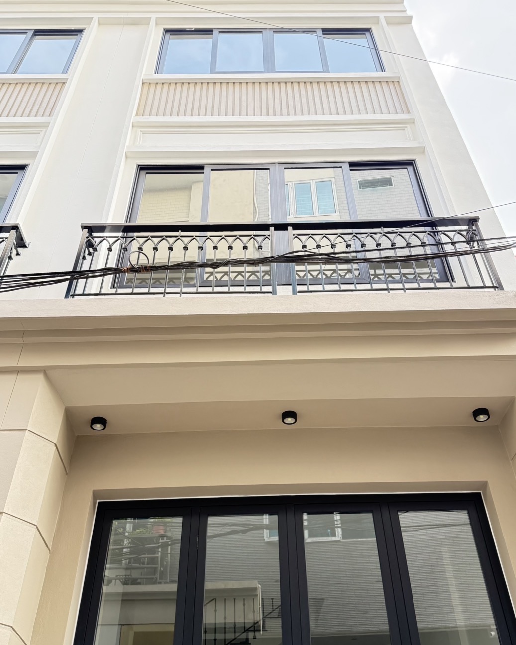 THƯ LÂM- NHÀ MỚI ĐẸP -ÔTÔ 7CHỖ
CHẠY THOẢI MÁI , CÁCH ĐƯỜNG TRỤC CHÍNH
CHỈ 20m