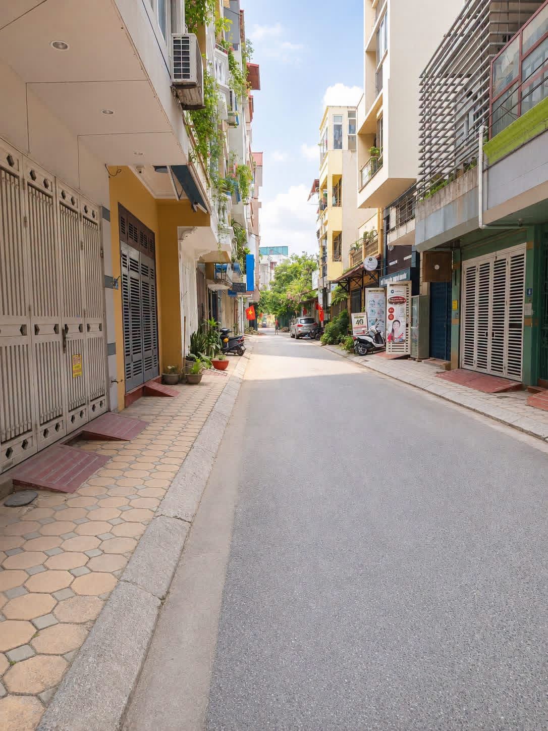 PHÂN LÔ - OTO 7 CHỖ ĐỖ CỬA , NGỦ TRONG NHÀ . NẰM GIỮA TRUNG TÂM CẦU GIẤY , GẦN CÁC TRƯỜNG ĐẠI HỌC .