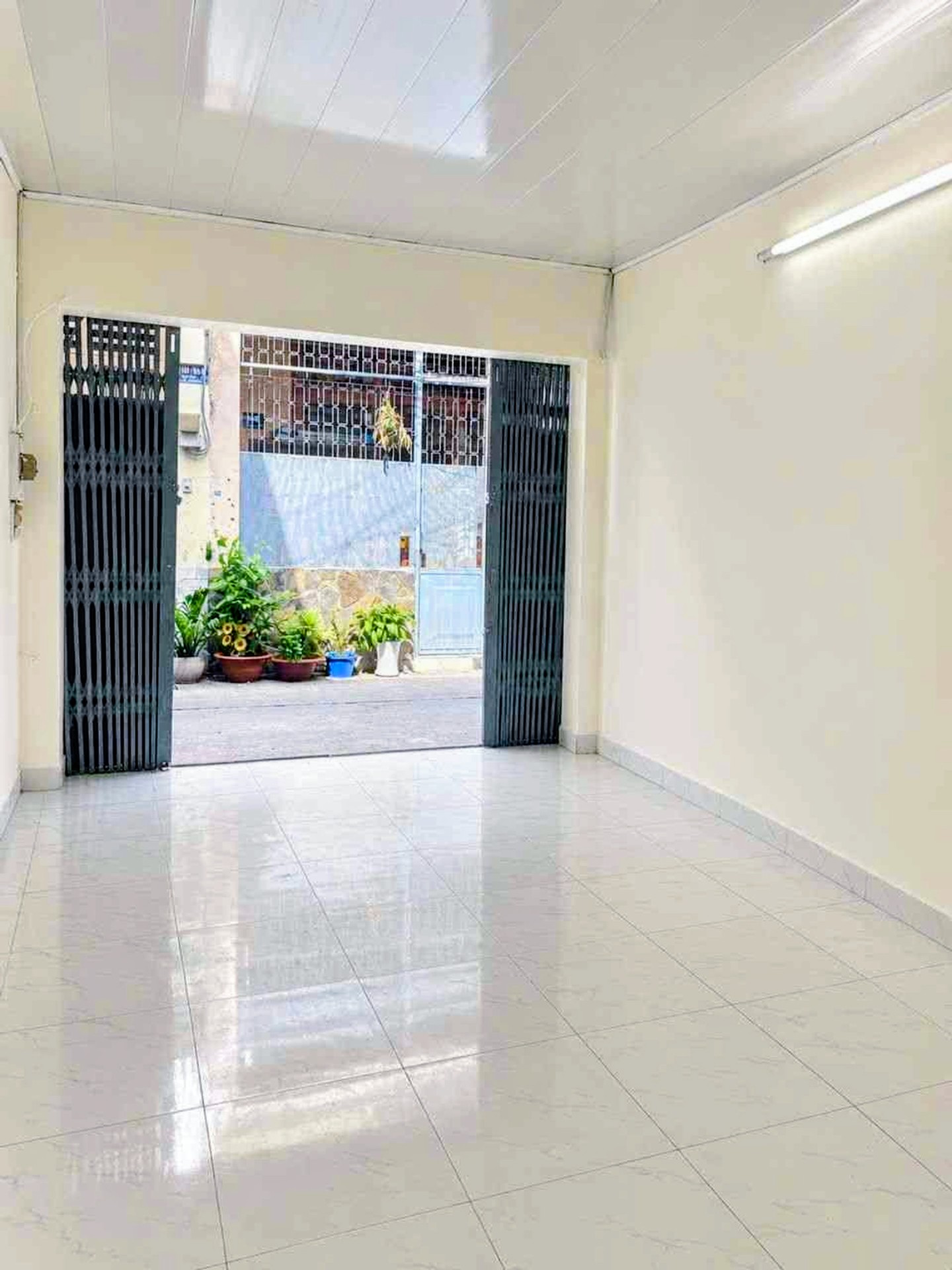 Nhà Tân Bình - Lạc Long Quân, ở ngay - xây mới …, ngang gần 4m - dài 10m - hơn 4 tỷ nhẹ.