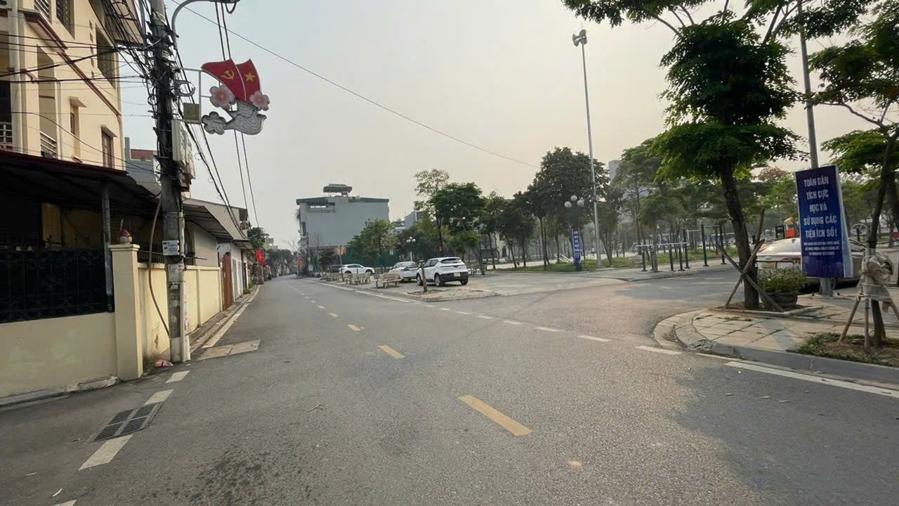 Hàng đẹ
👉tiện tích: 40m
👉MT=Hậu: 4.98m full thổ cư
👉Đường trước đất thoáng rộng, ô tô 🚘 thôn