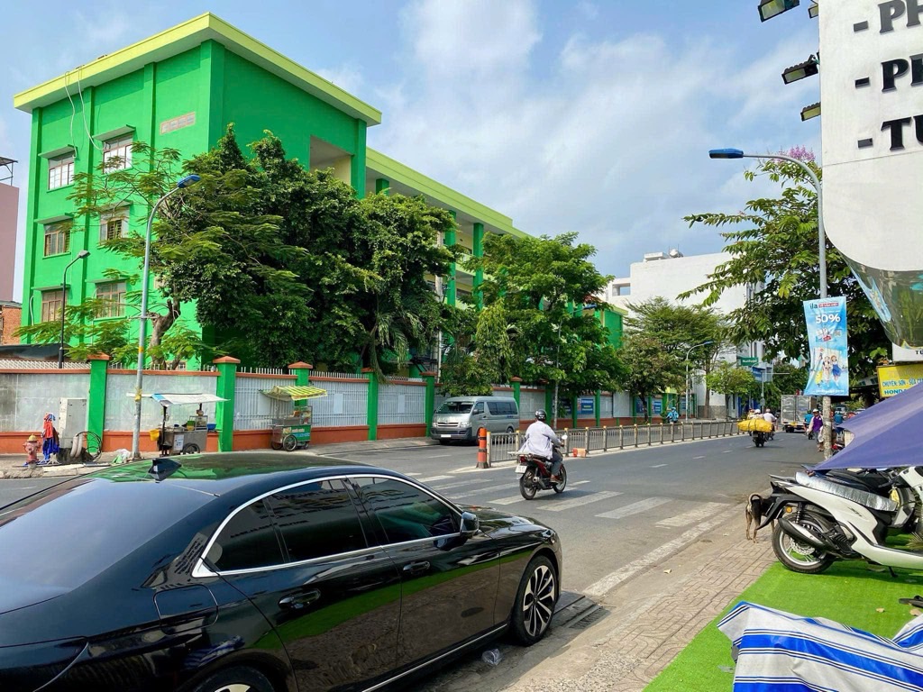 Cơ Hội Vàng Sở Hữu Nhà Mặt Phố Phạm Văn Chí Giá Tốt Hiếm Có