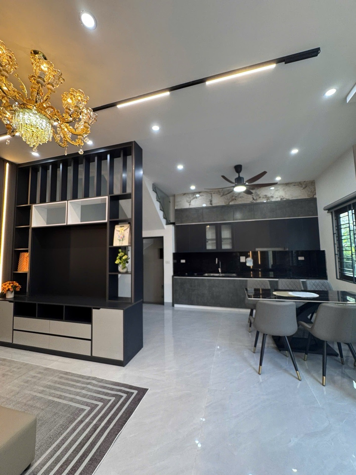 Nhà mới 4 tầng hiện đại, đường ô tô, tiện ích đầy đủ tại Hồng Thái