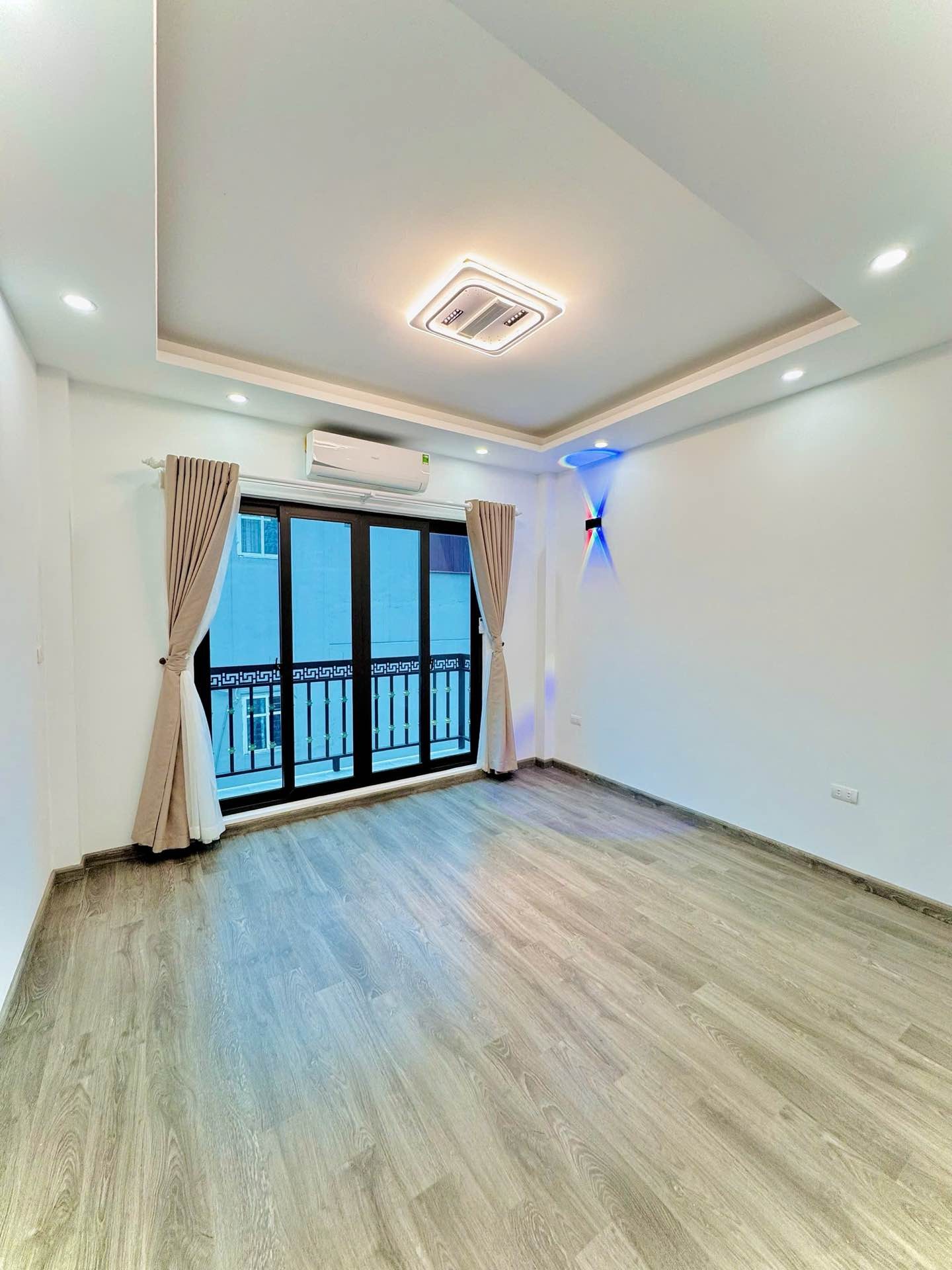Nhà Phố Góc Ba Mặt Thoáng, Thiết Kế Thang Máy, Vị Trí Đắc Địa Tại Minh Khai