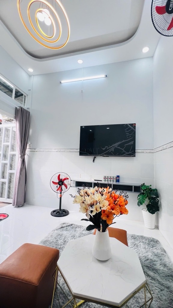 Nhà Xây Mới Đẹp - Sổ Hồng riêng -
Đường Huỳnh Tấn Phát.