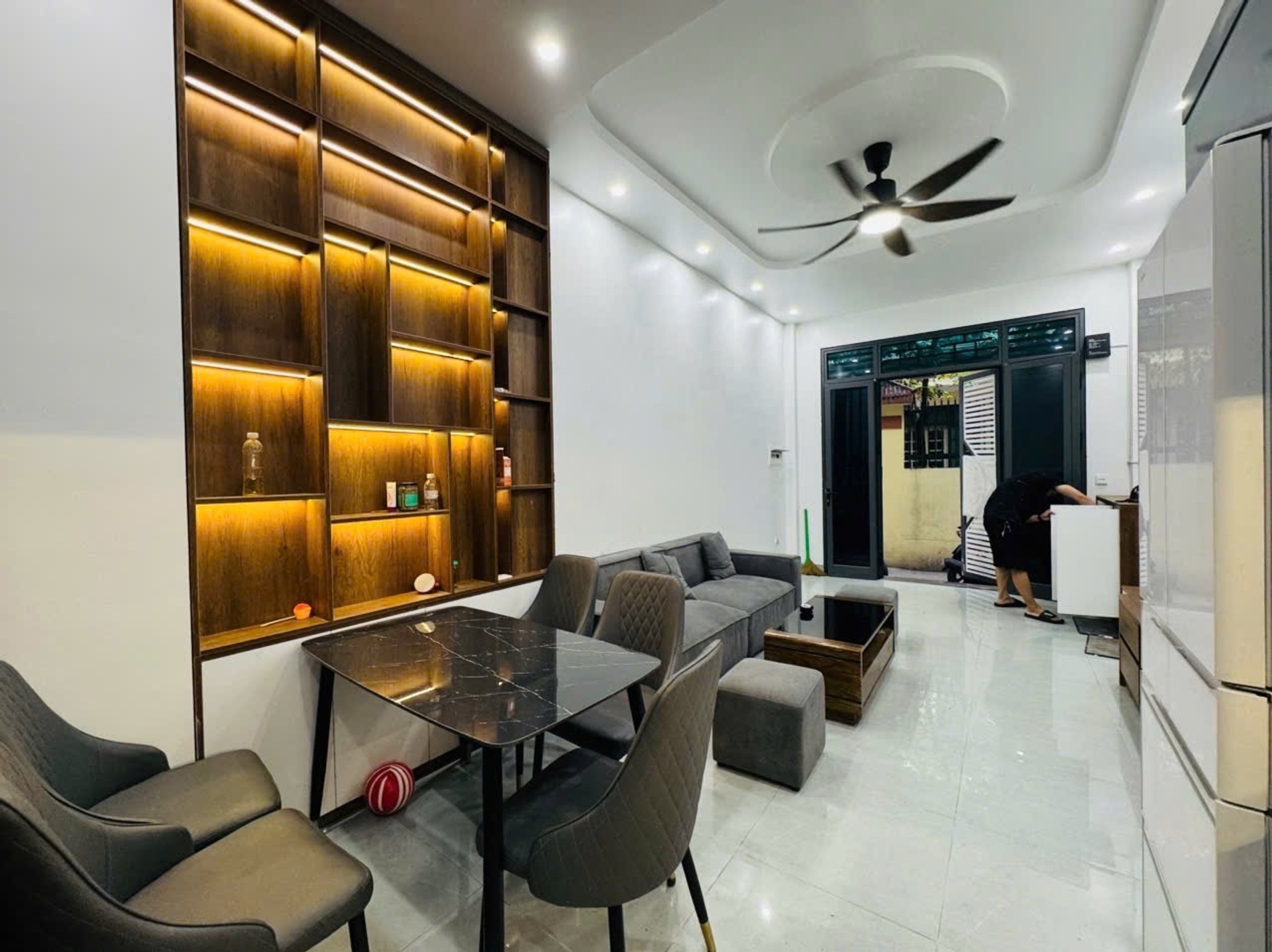 Nhà 5 tầng trung tâm Cầu Giấy, gần chợ Quan Hoa và công viên