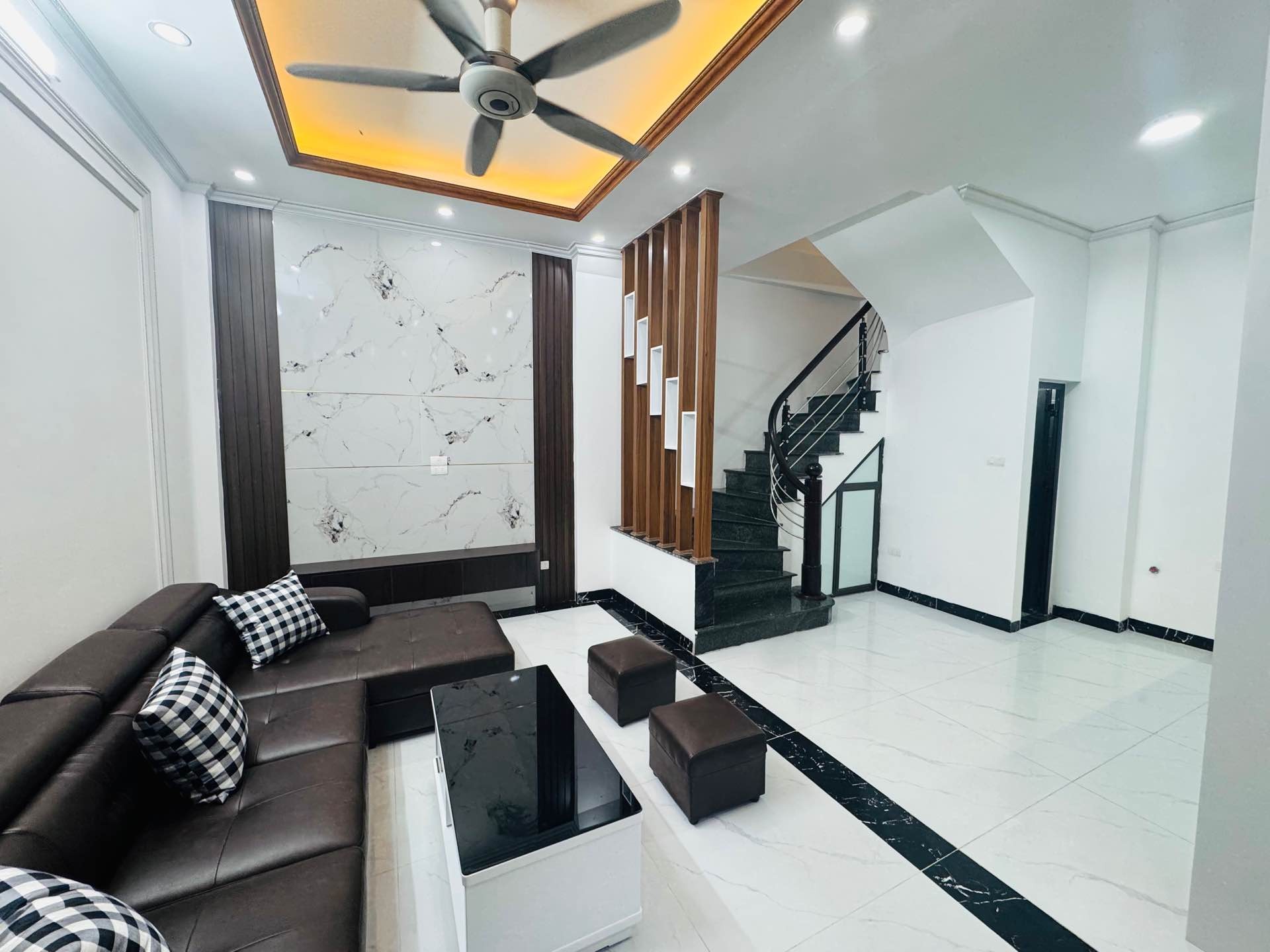 8,55 tỷ -Cơ hội sở hữu nhà 5 tầng vị trí vàng khu Hoàng Văn Thụ với giá ưu đãi hiếm có