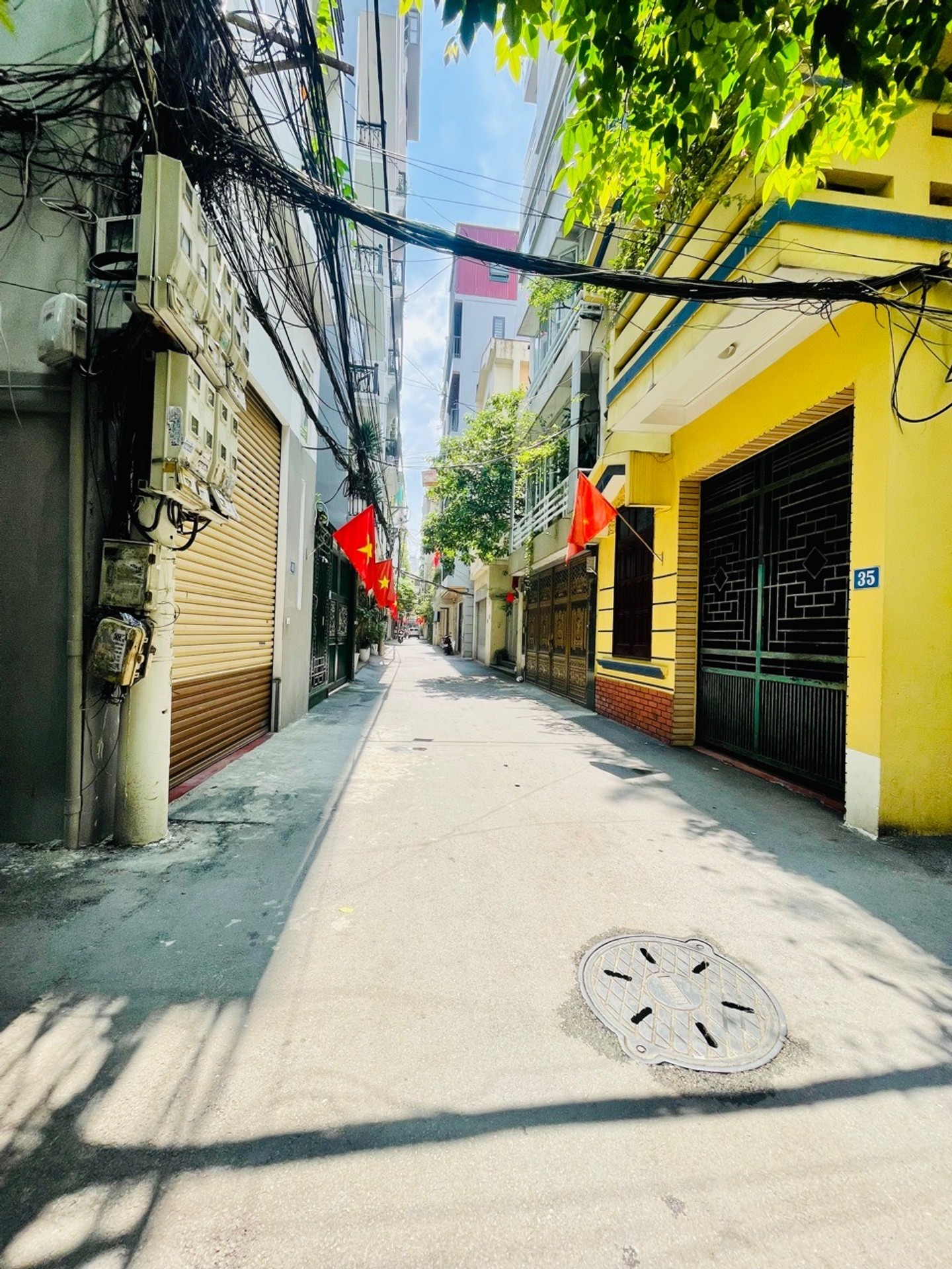 Nhà Lạc Long Quân gần Hồ Tây, 5 tầng tiện nghi
