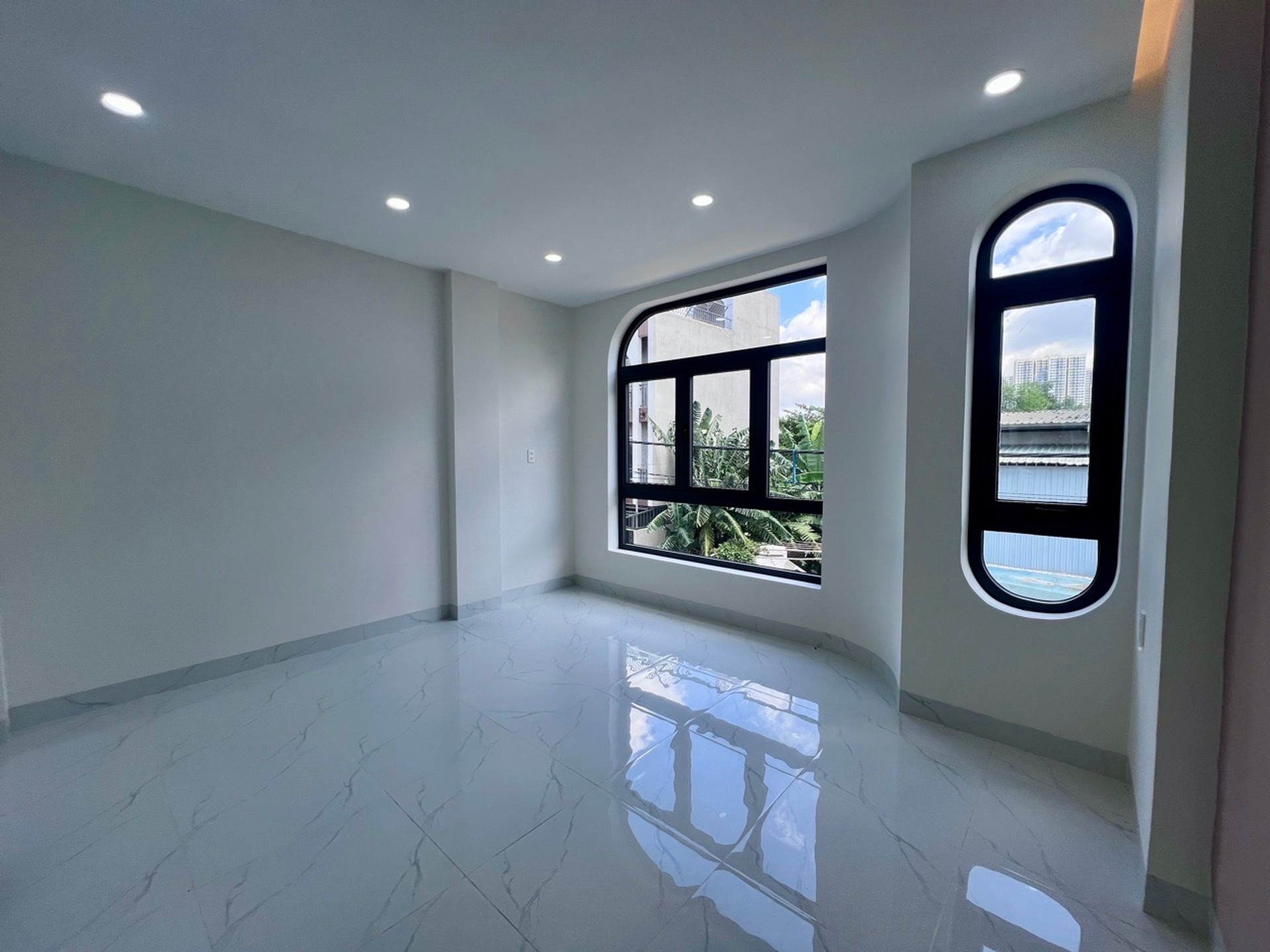Nhà 3 tầng ngập tràn tiện nghi bên Nguyễn Xiển, Long Bình