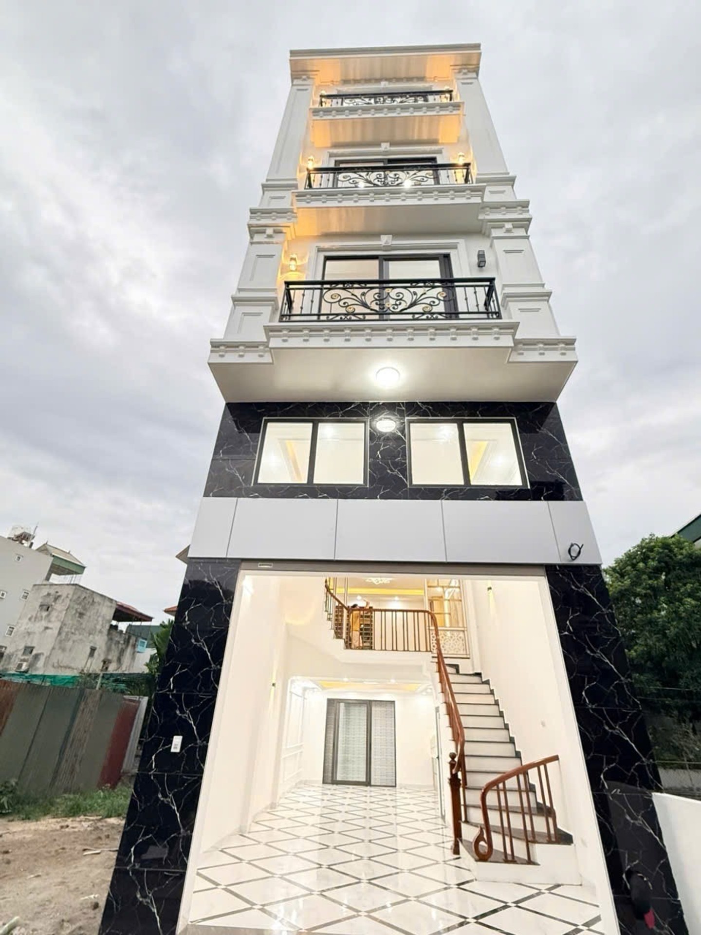 Nhà 5 tầng thoáng đẹp, hiếm có tại Vĩnh Quỳnh - Giá tốt!