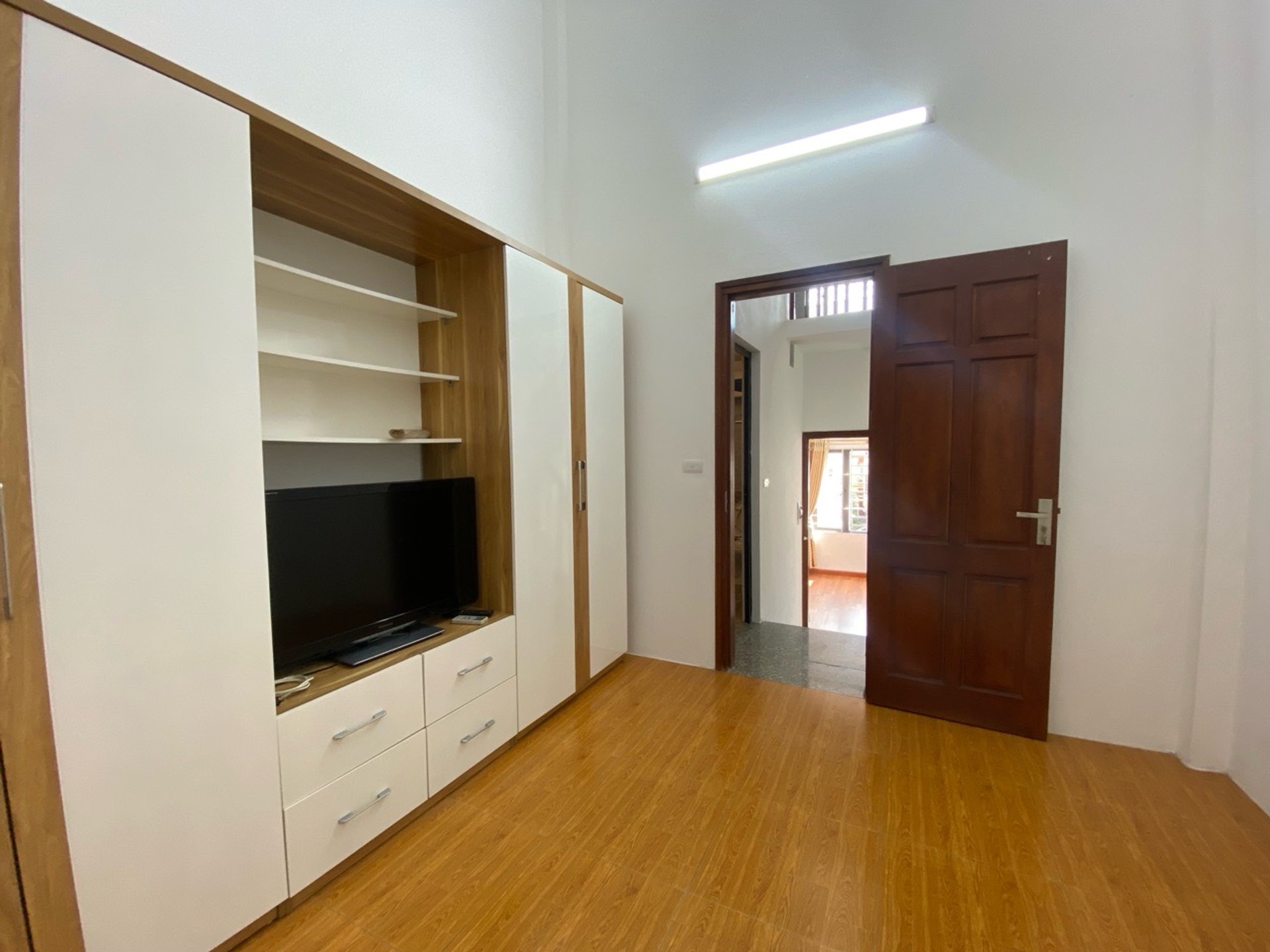 Nhà đẹp 5 tầng gần chợ, thoáng mát từng góc sống