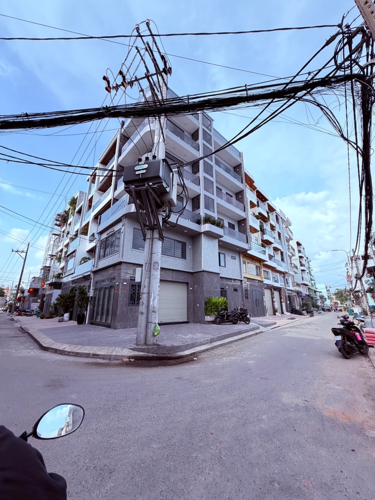 Bán nhà mặt phố 2 tầng tại phường Tân Tạo, Bình Tân với mặt tiền 4m, gần chợ Lê Đình Cẩn