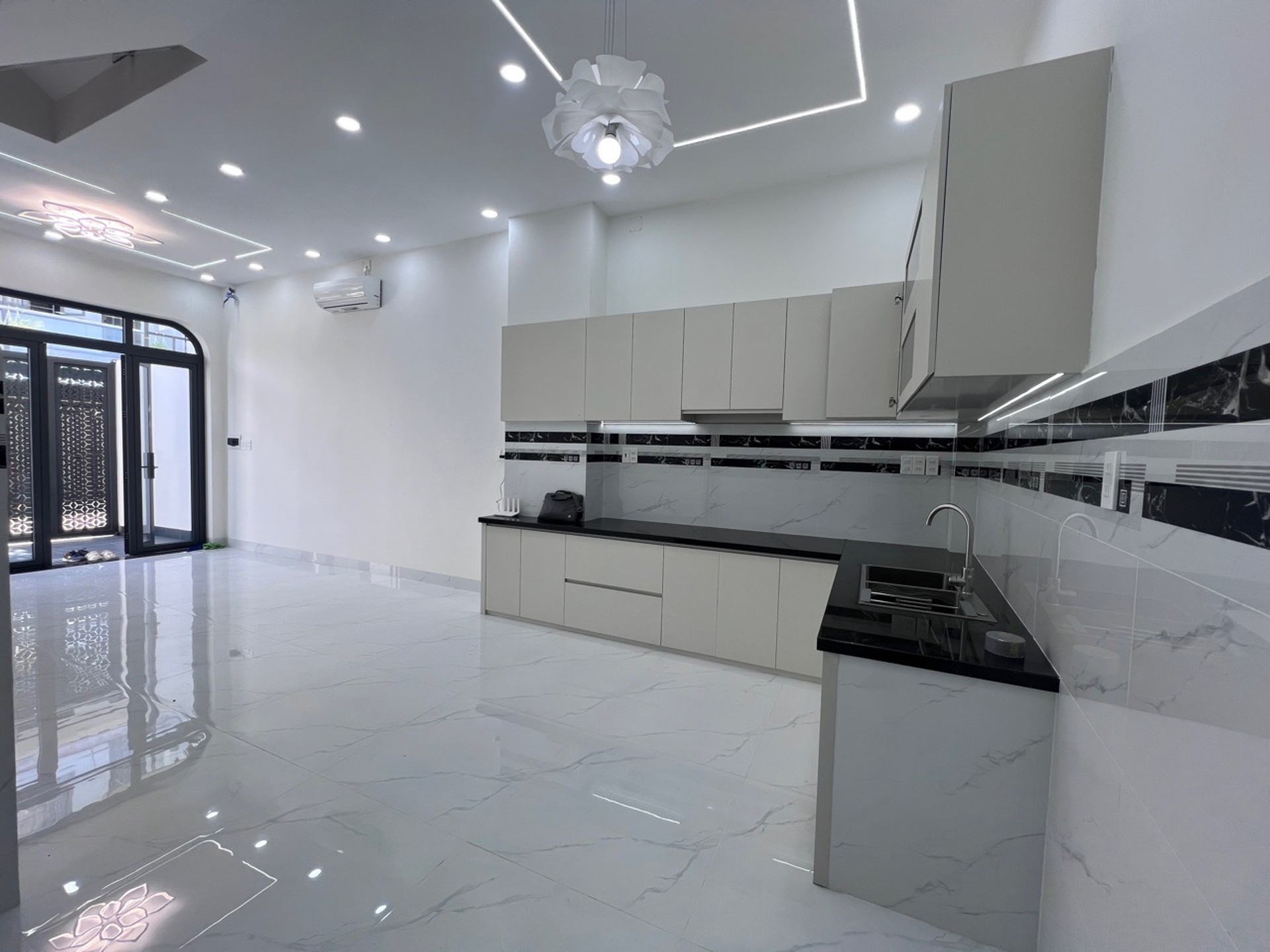 Nhà riêng 3 tầng 4 phòng ngủ tại khu vực Long Bình