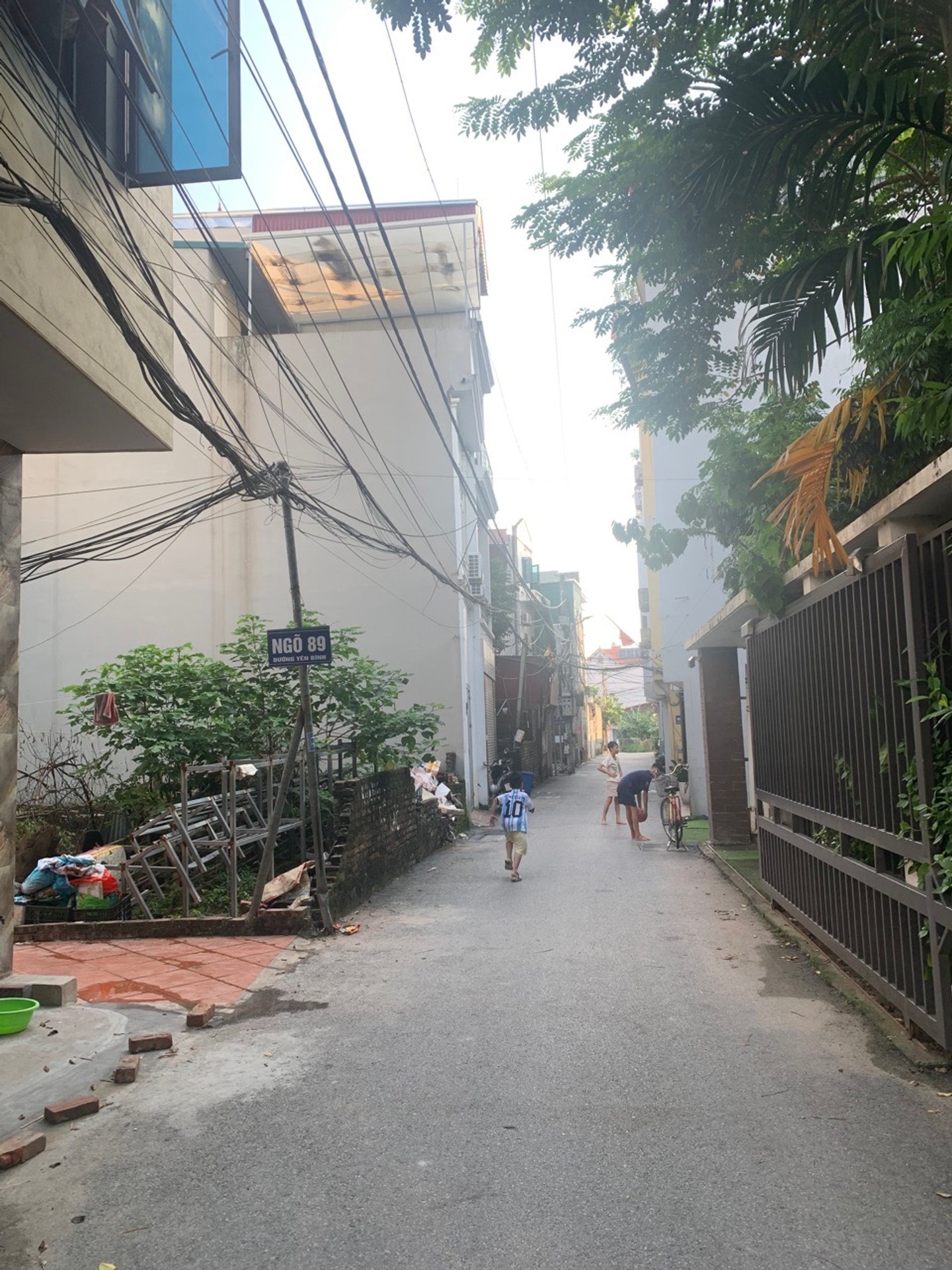 Bán nhà riêng 5 tầng tại Yên Bình, vị trí gần mặt phố ô tô, sổ vuông chính chủ