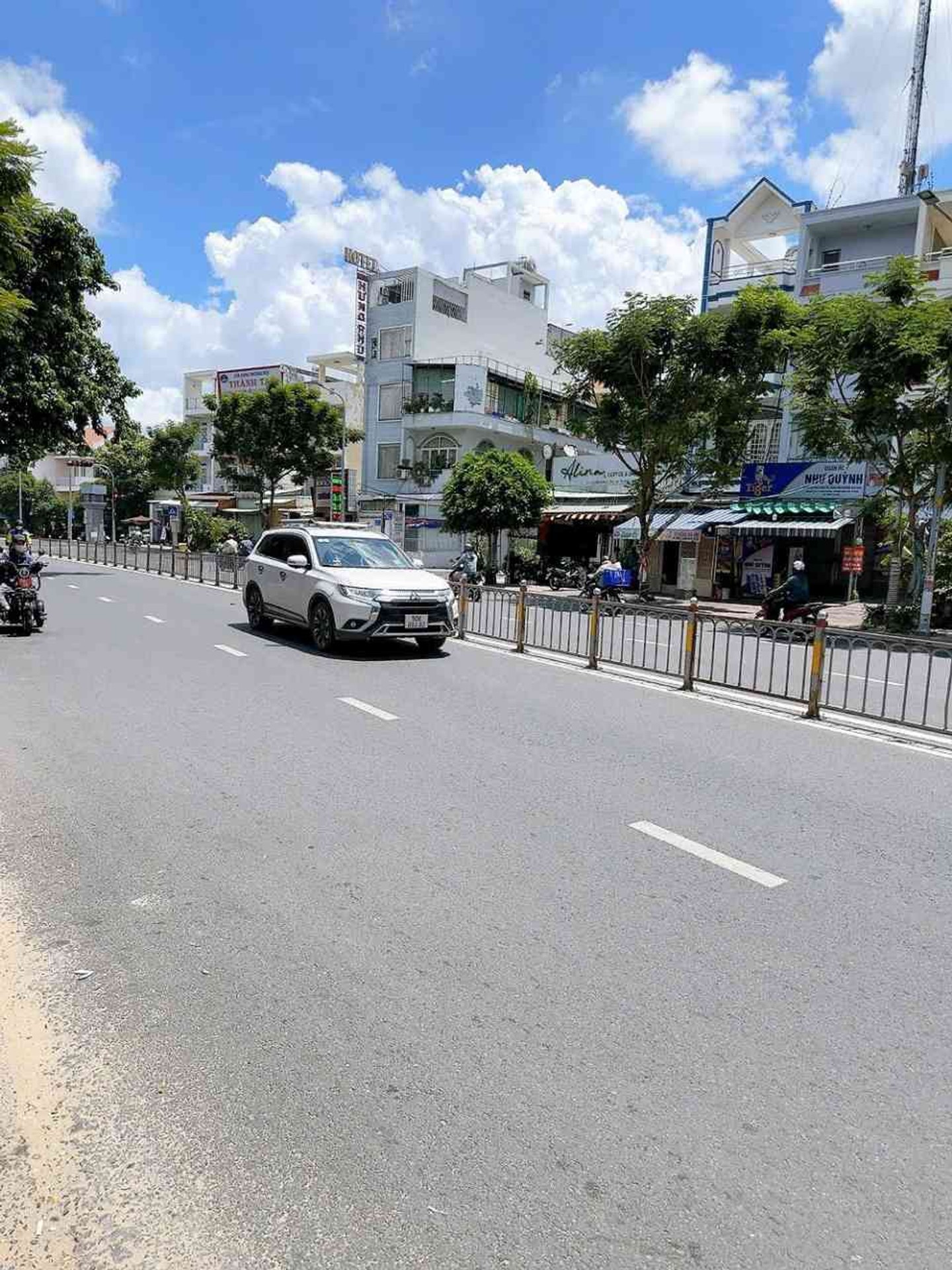 Bán nhà mặt phố 5 tầng lô góc tại quận Bình Phú giá 13 tỷ