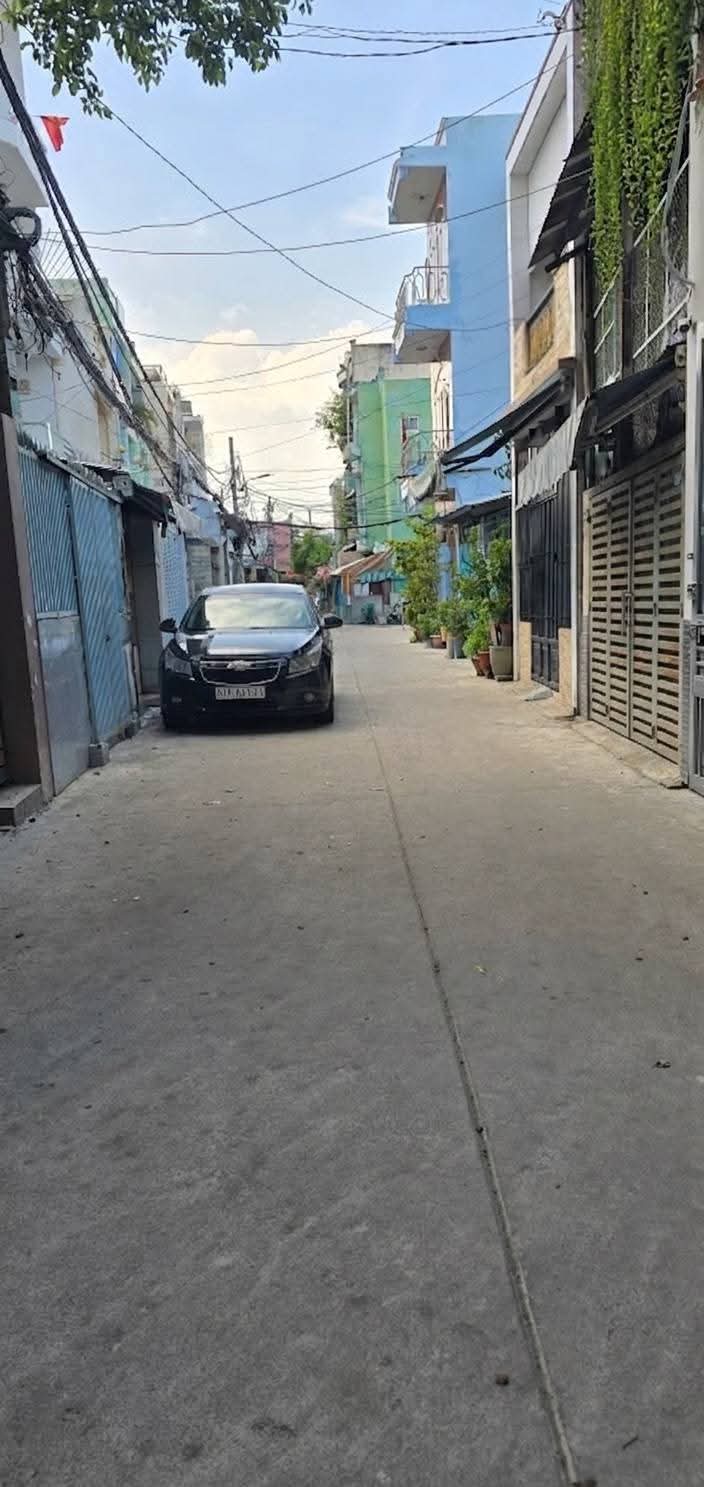 Bán nhà Q.8 xe hơi đến tận nhà. Cách mặt t.i.ề.n đường khoảng 50m.