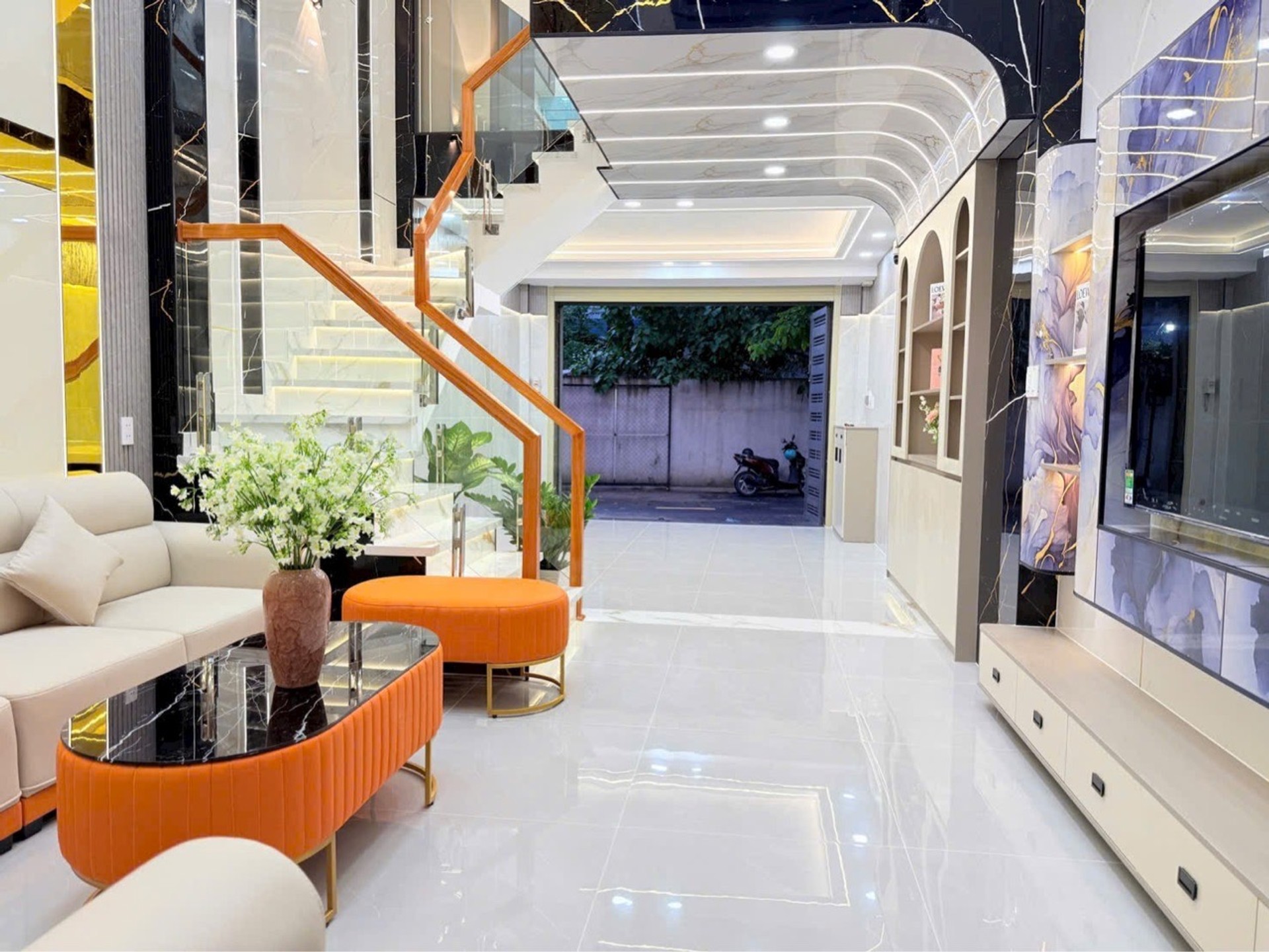 Nhà 5 tầng có gara, 4 phòng ngủ tại Trung Mỹ Tây giá 6,95 tỷ