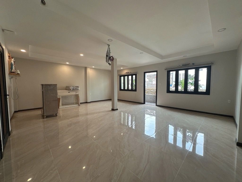 NHÀ MỚI NỘI THẤT SANG TRỌNG.
HẺM XE HƠI QUAY ĐẦU.
Dt 82m2 - 4Tâng/ST - THANG MÁY
ĐƯỜNG AN BÌNH Q5