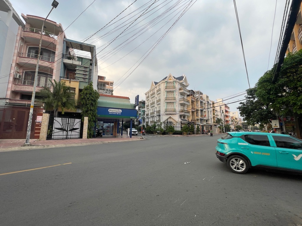 Nhà mặt phố kinh doanh sầm uất gần ngã tư Chợ Lớn giá hấp dẫn