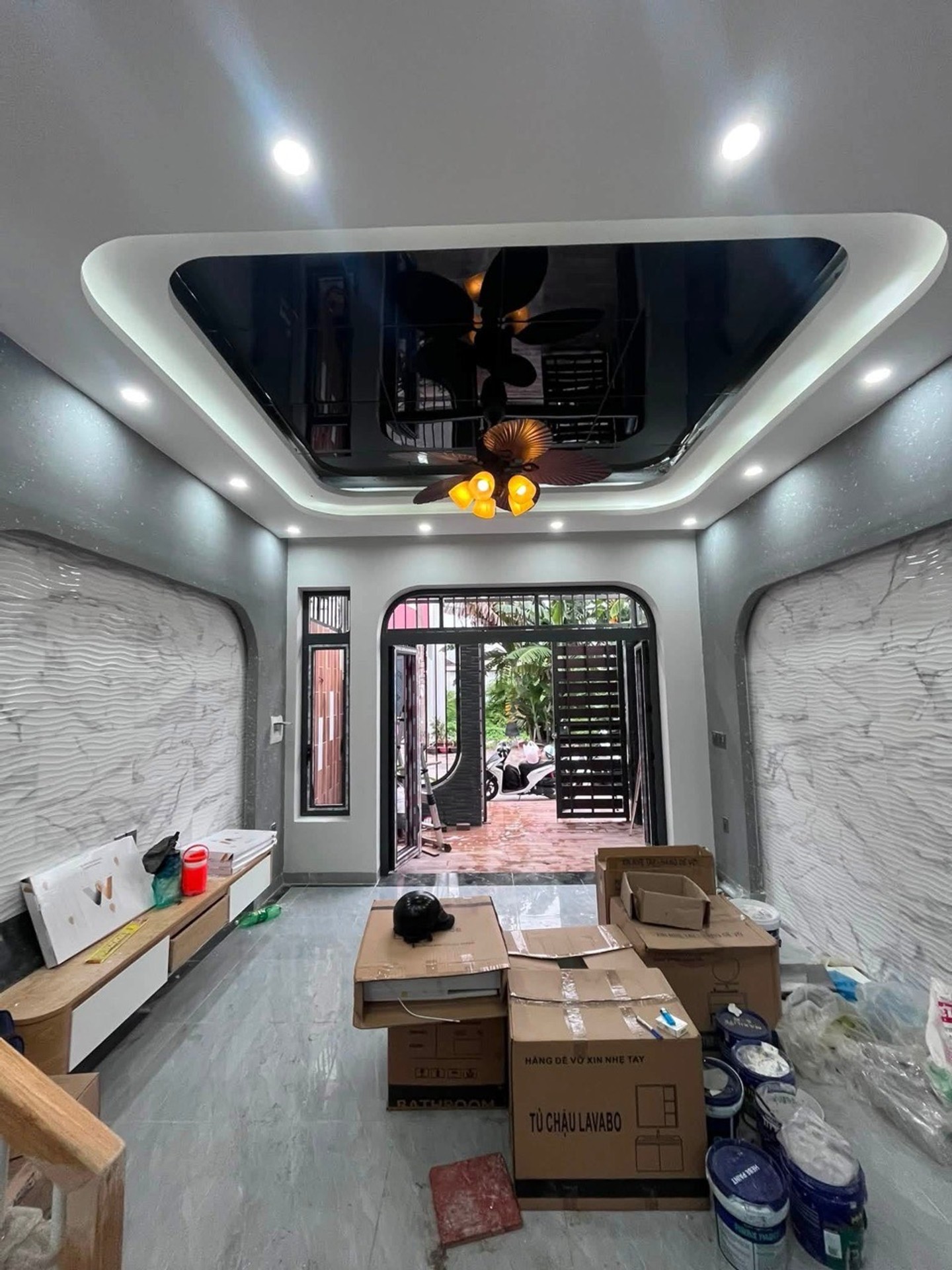 Nhà đẹp 4 tầng gần Vinhome Quận 9 - Sống tiện nghi, đón tài lộc